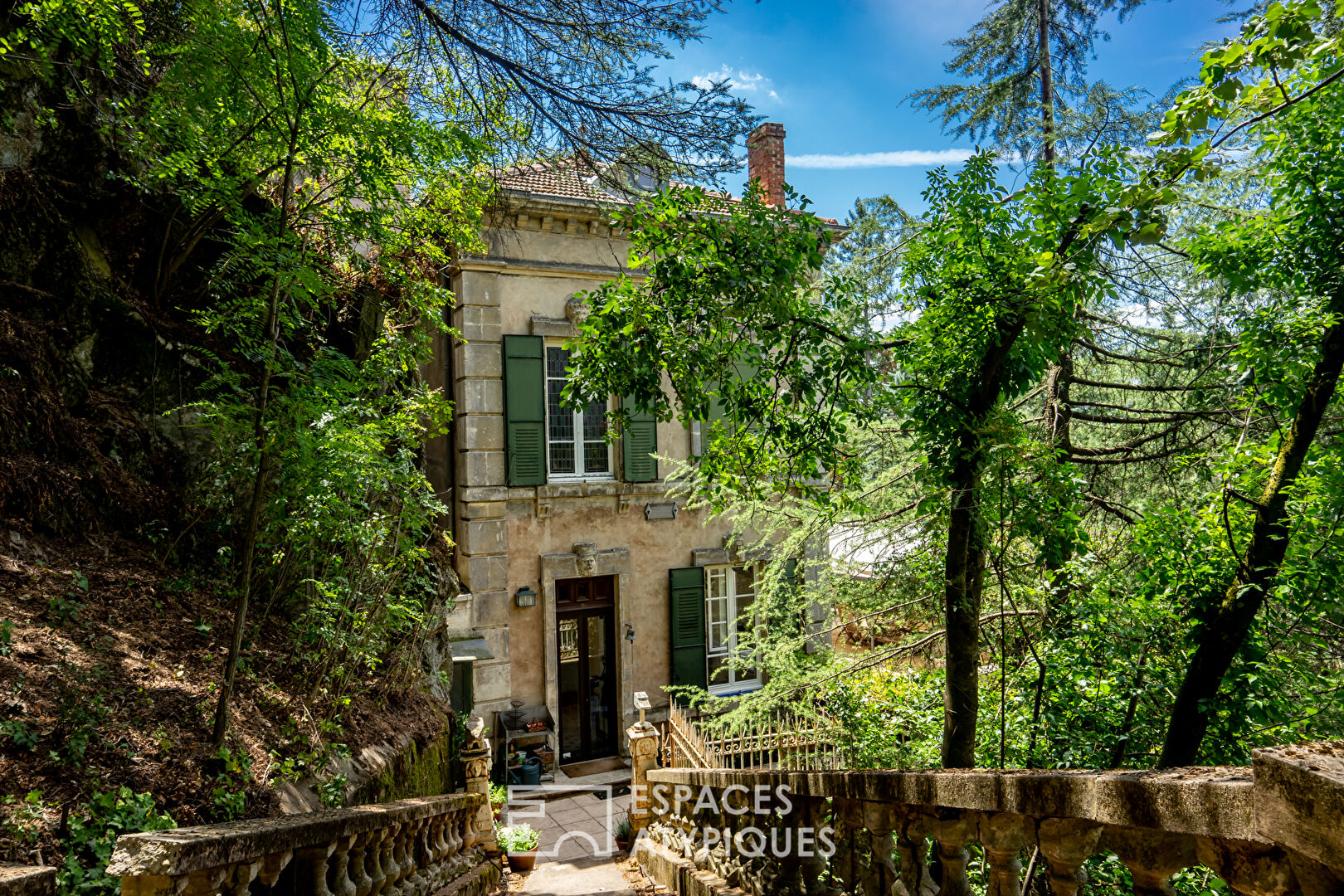 BEAUTIFUL HOUSE OF CHARACTER IN A UNIQUE SETTING