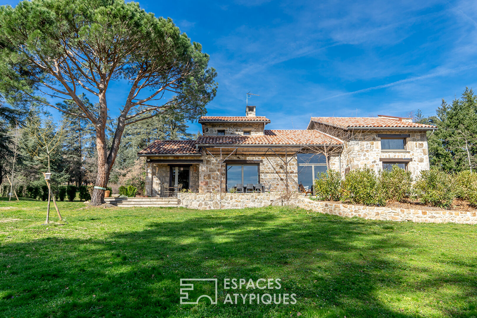 Alliance réussie du design et de la tradition pour cette maison de l’Ardèche verte.