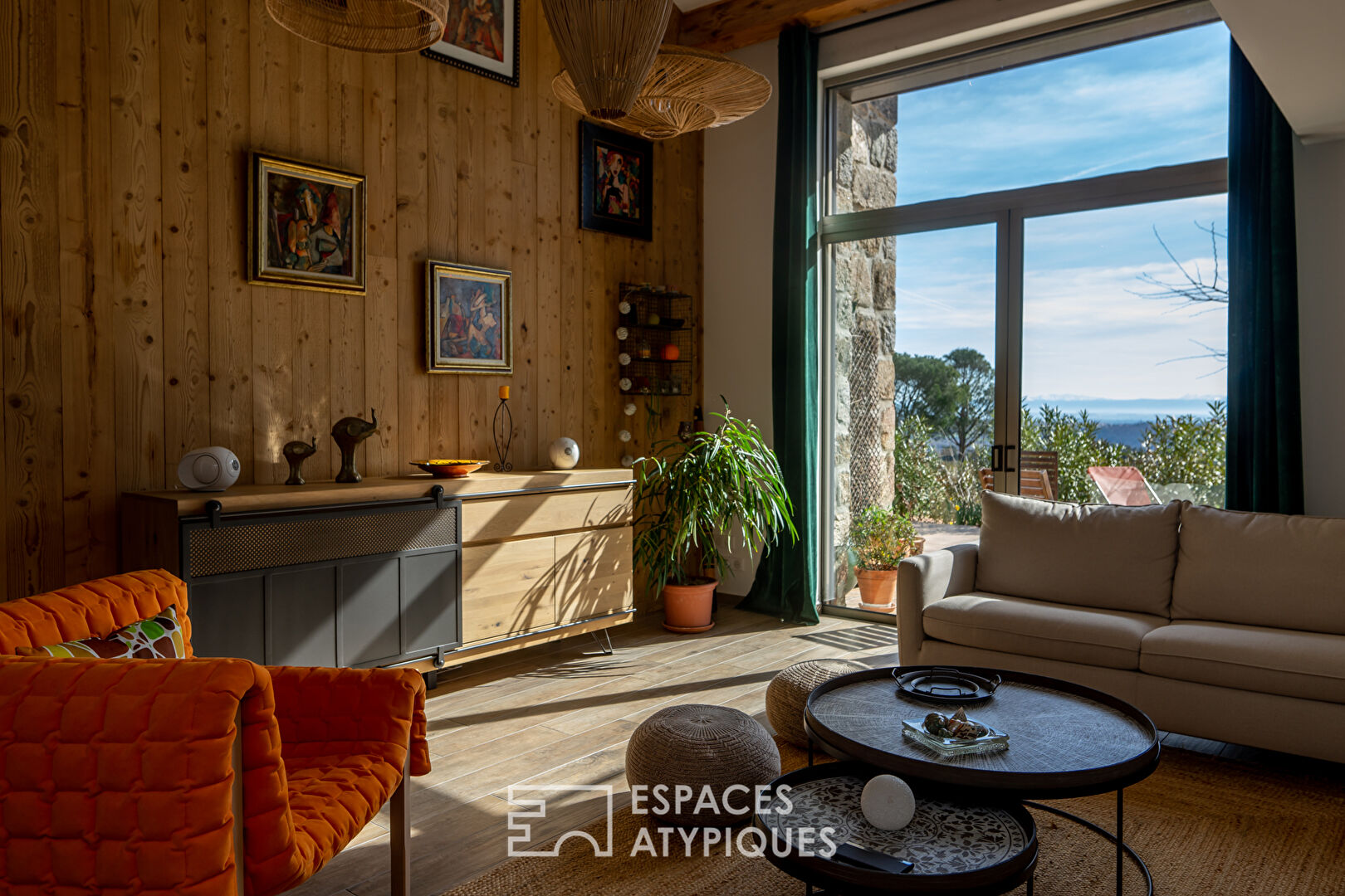 Alliance réussie du design et de la tradition pour cette maison de l’Ardèche verte.
