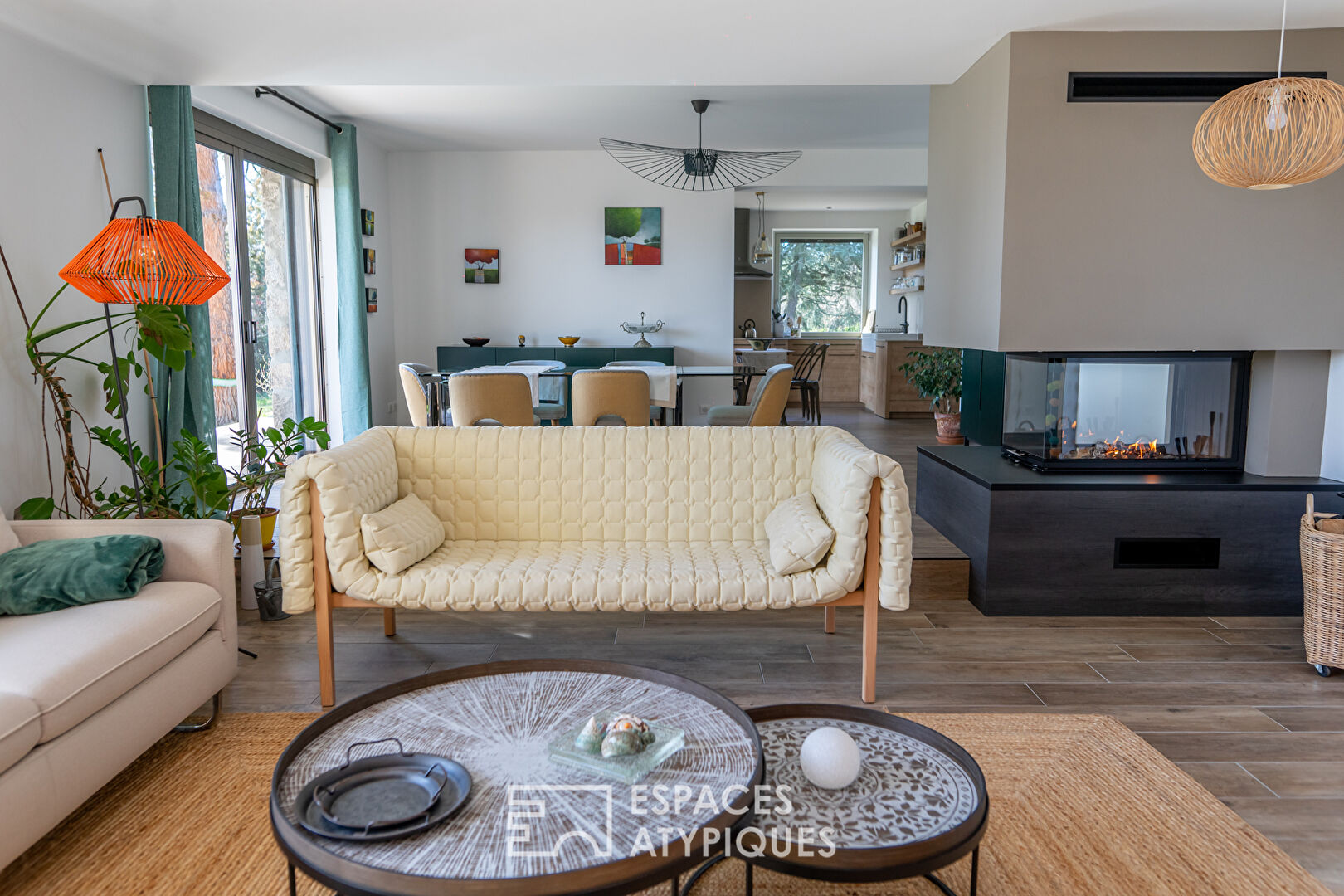 Alliance réussie du design et de la tradition pour cette maison de l’Ardèche verte.