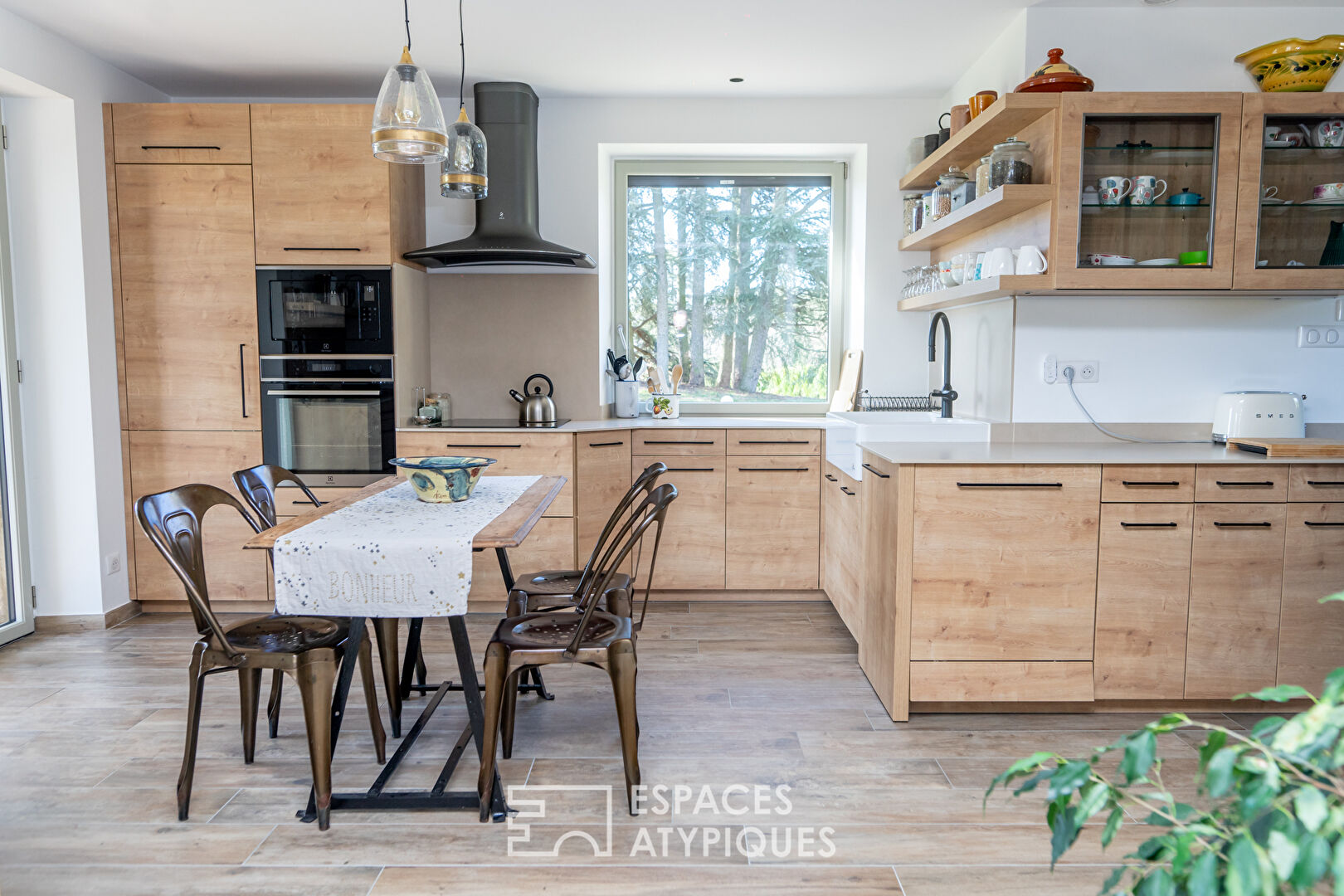 Alliance réussie du design et de la tradition pour cette maison de l’Ardèche verte.