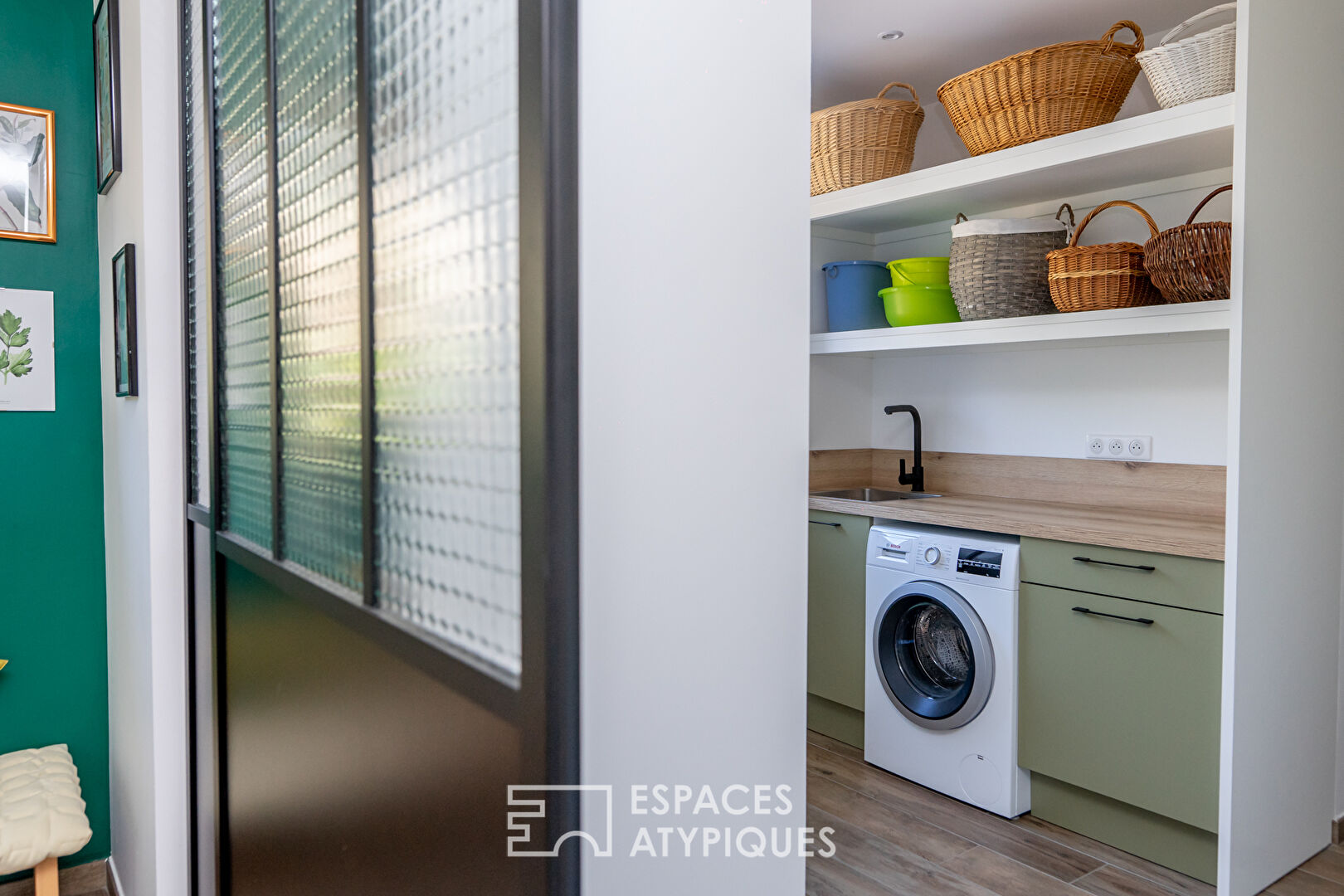 Alliance réussie du design et de la tradition pour cette maison de l’Ardèche verte.