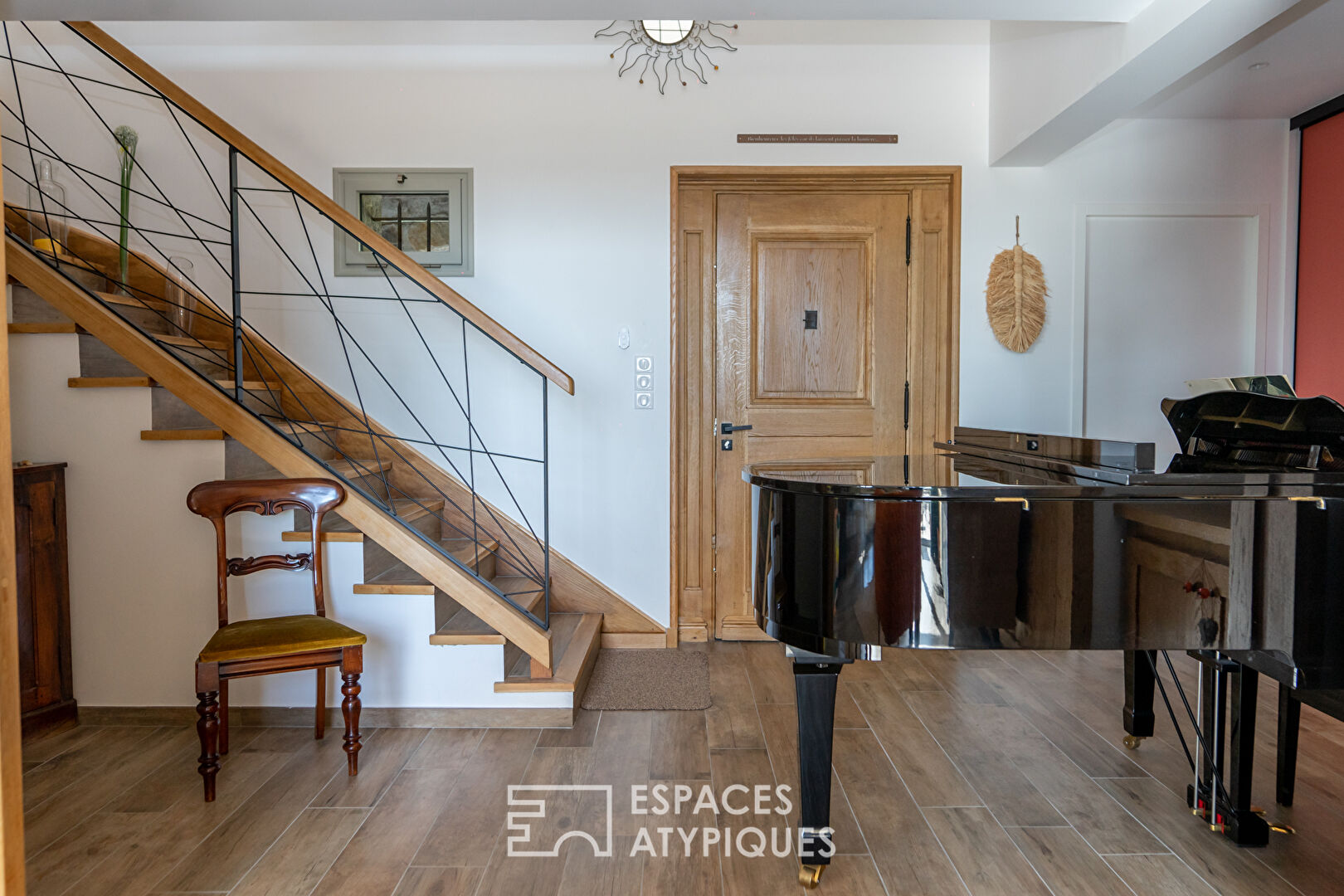 Alliance réussie du design et de la tradition pour cette maison de l’Ardèche verte.