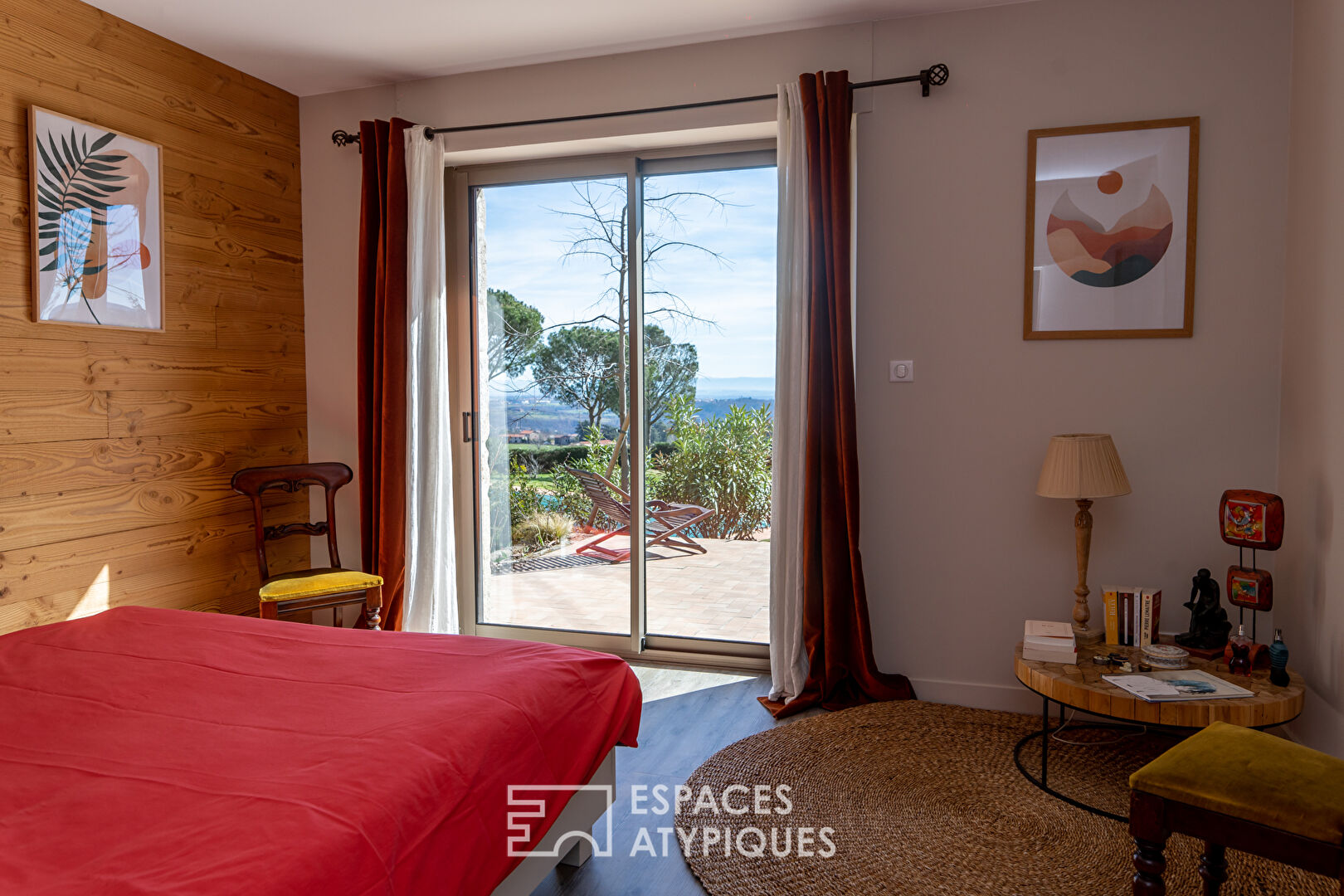 Alliance réussie du design et de la tradition pour cette maison de l’Ardèche verte.