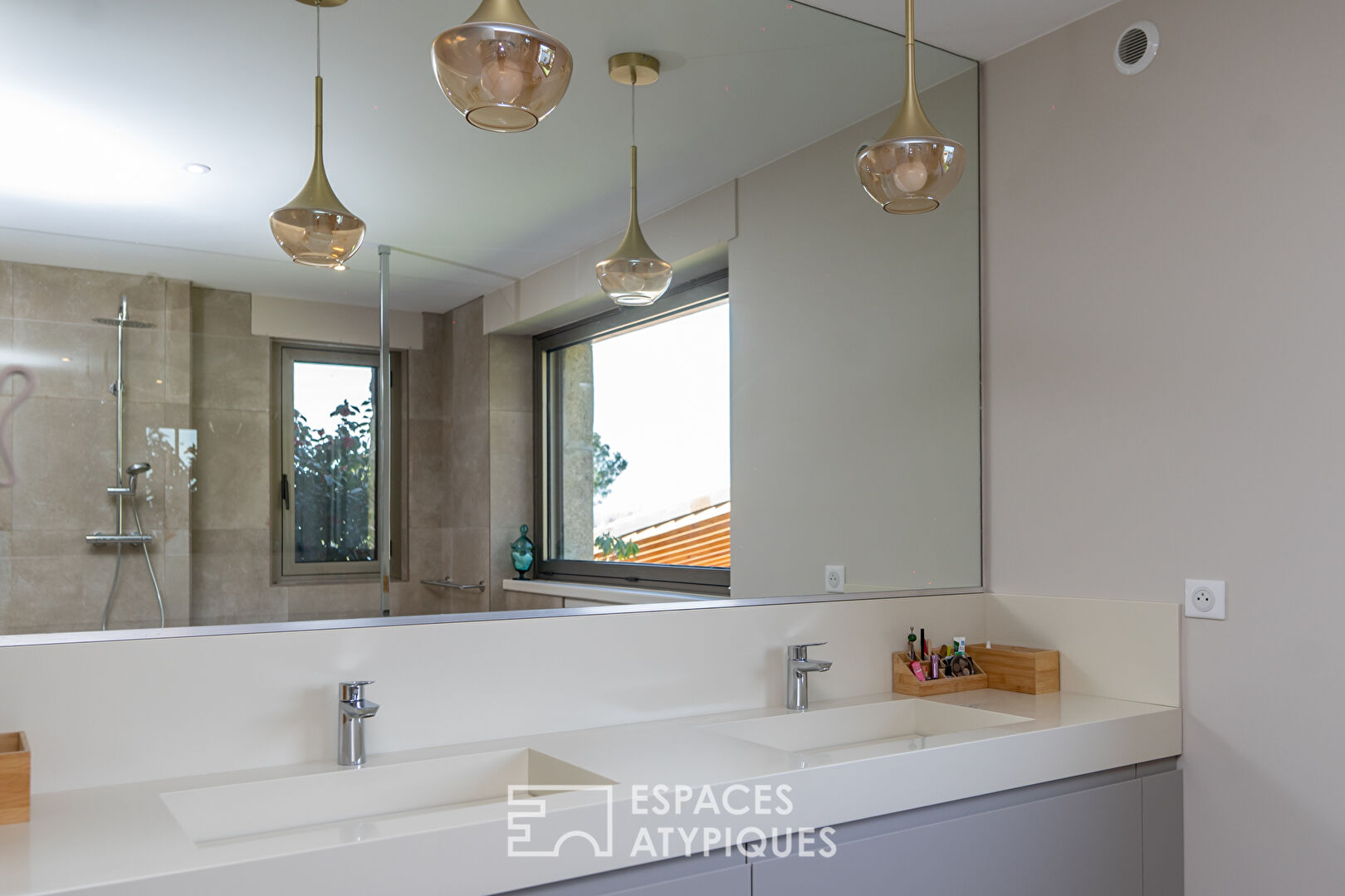 Alliance réussie du design et de la tradition pour cette maison de l’Ardèche verte.