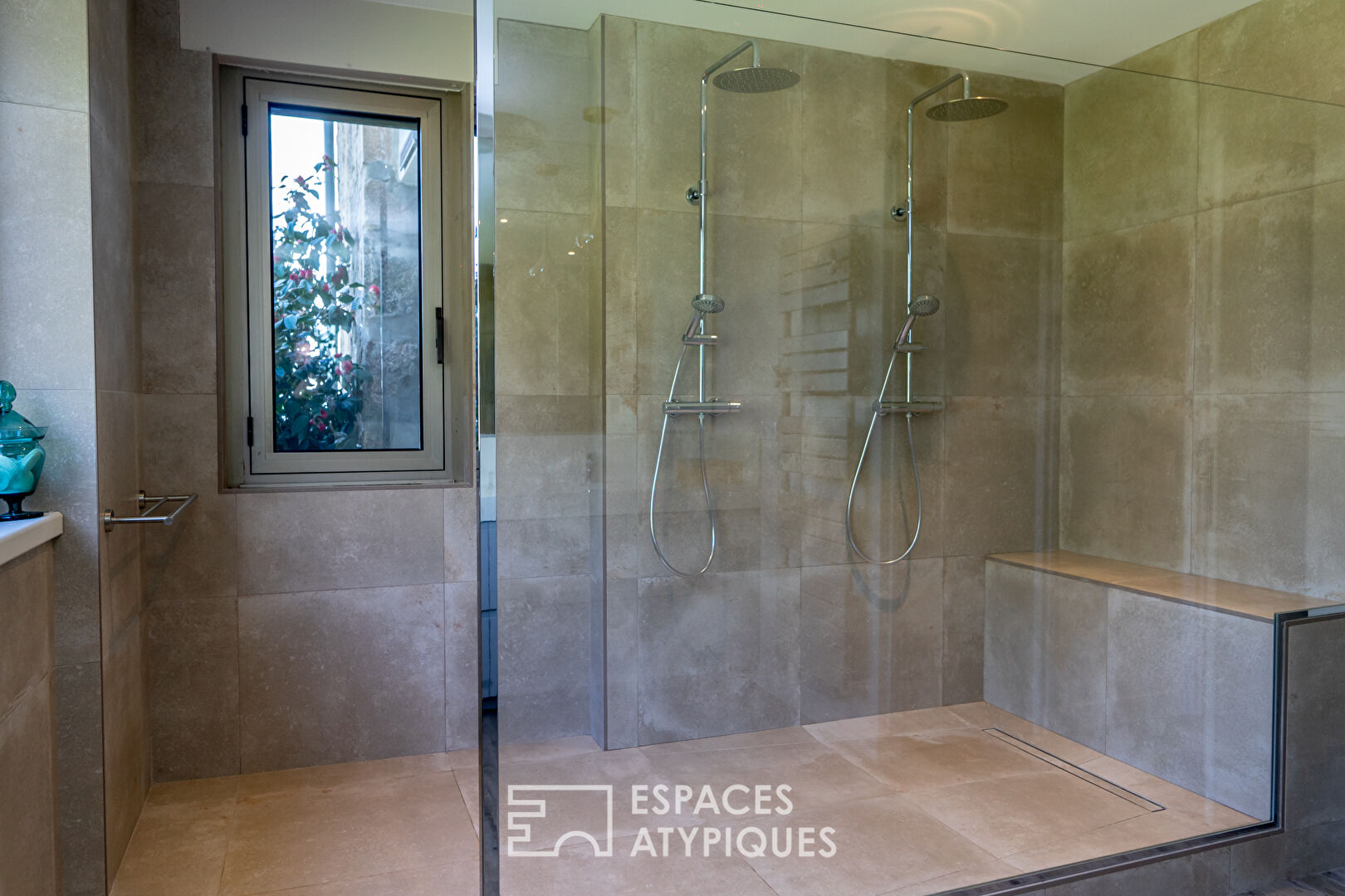 Alliance réussie du design et de la tradition pour cette maison de l’Ardèche verte.