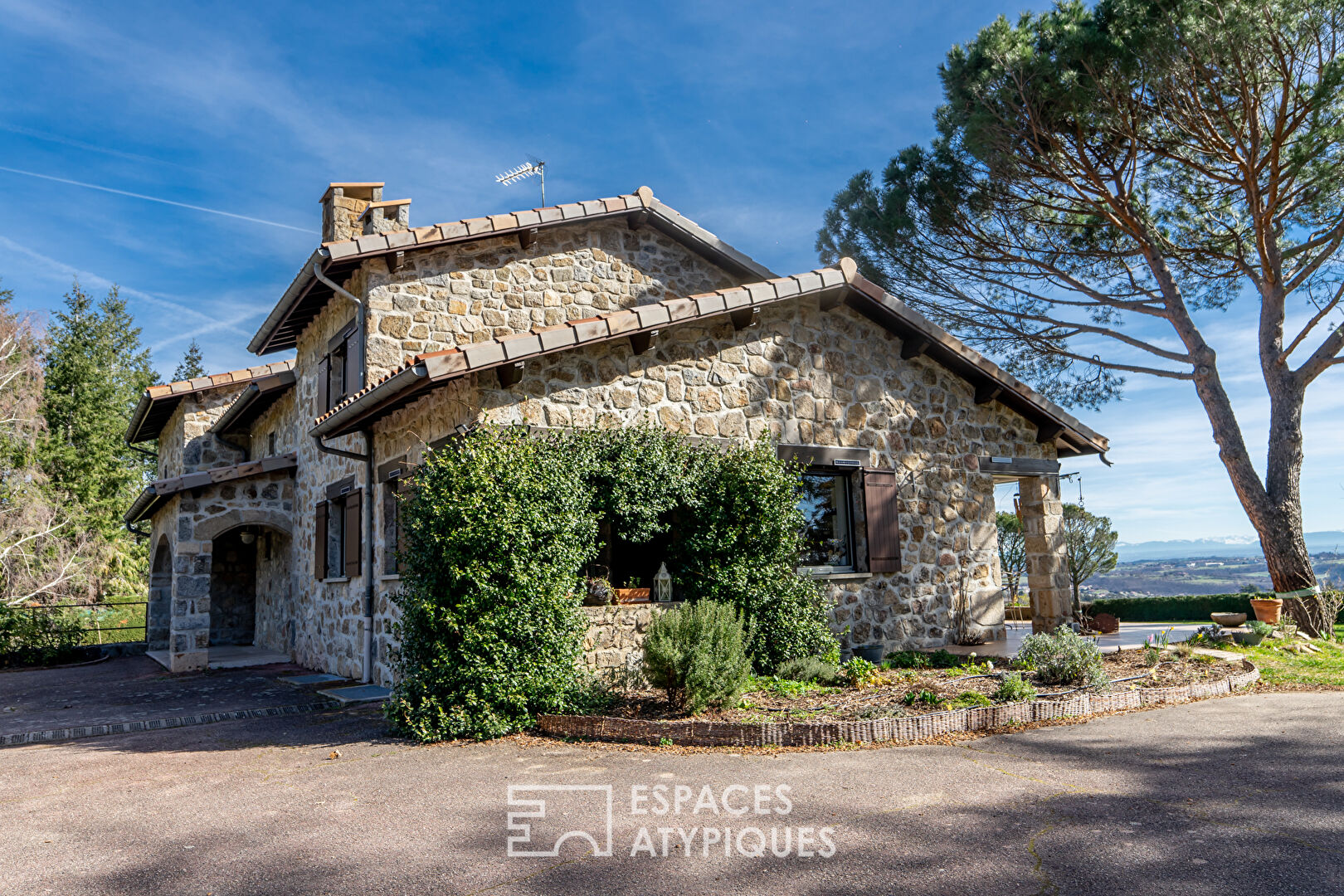 Alliance réussie du design et de la tradition pour cette maison de l’Ardèche verte.