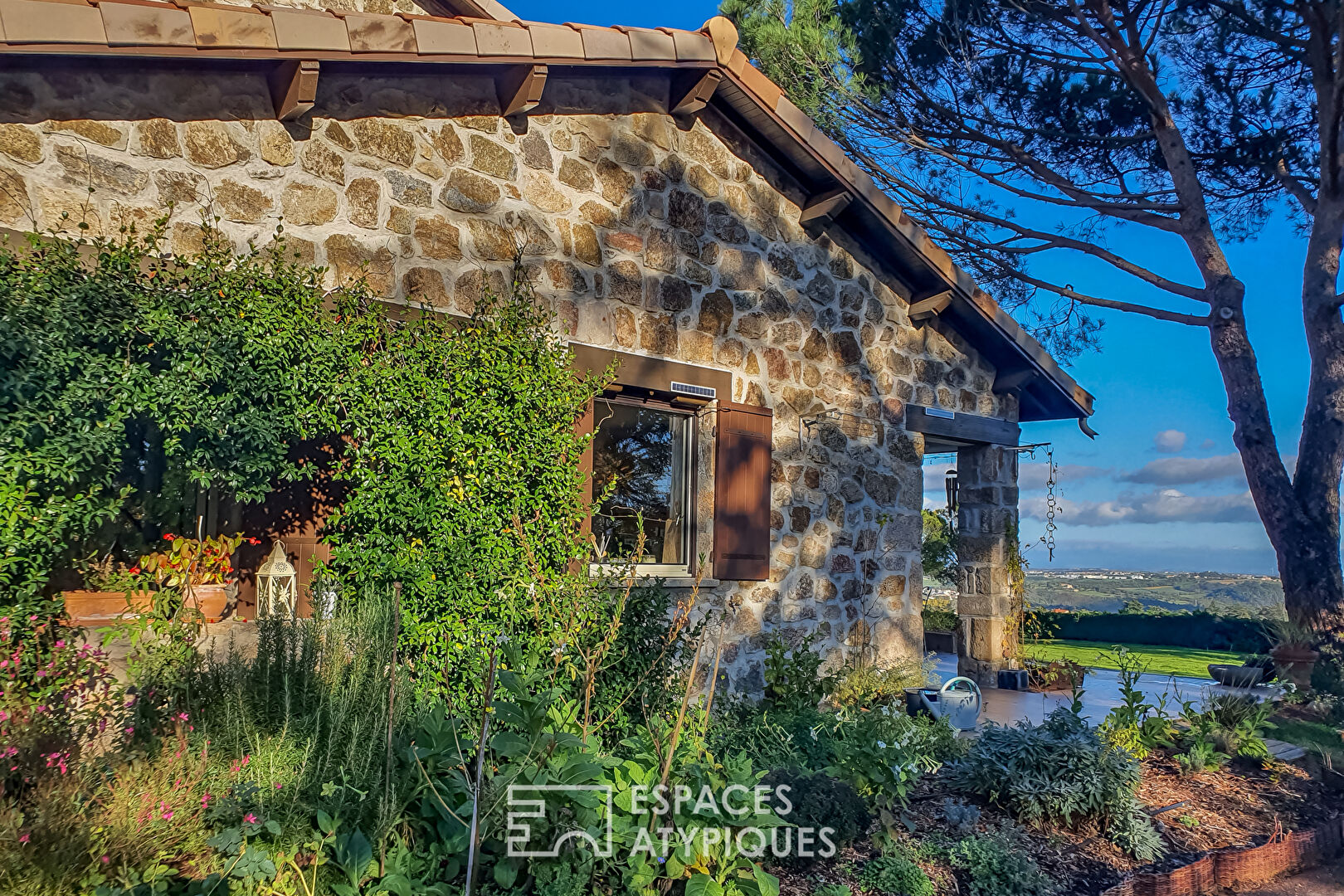 Alliance réussie du design et de la tradition pour cette maison de l’Ardèche verte.