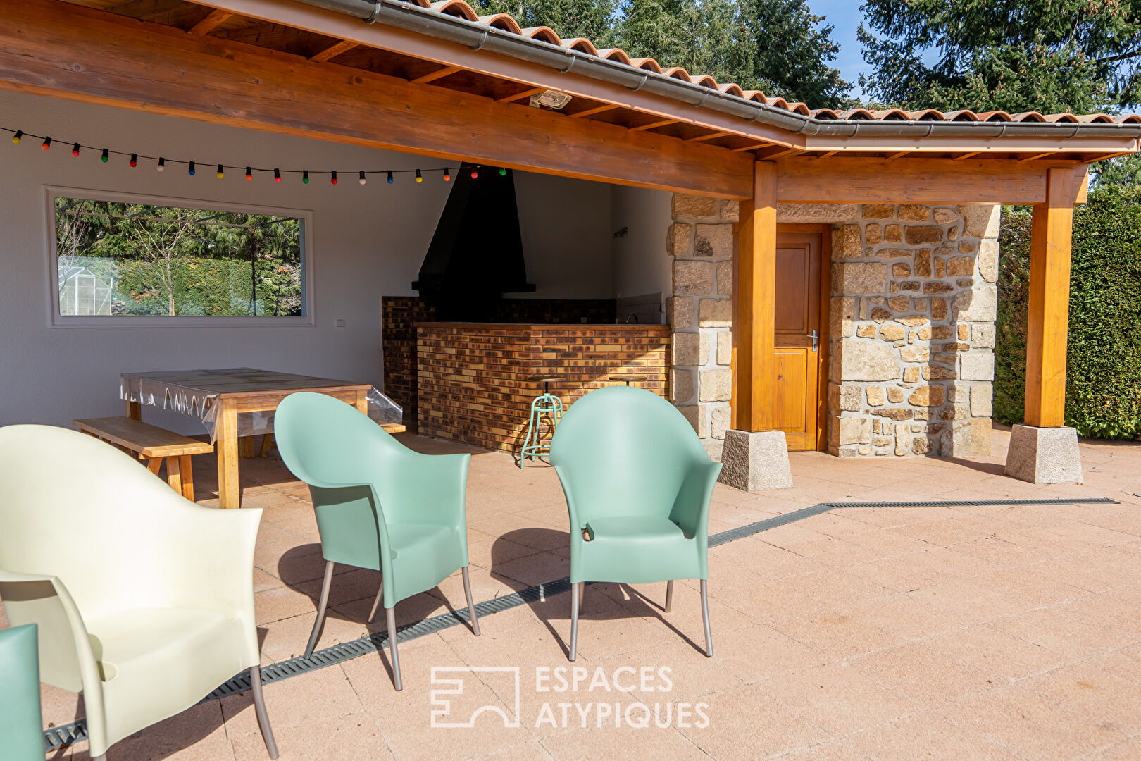 Alliance réussie du design et de la tradition pour cette maison de l’Ardèche verte.