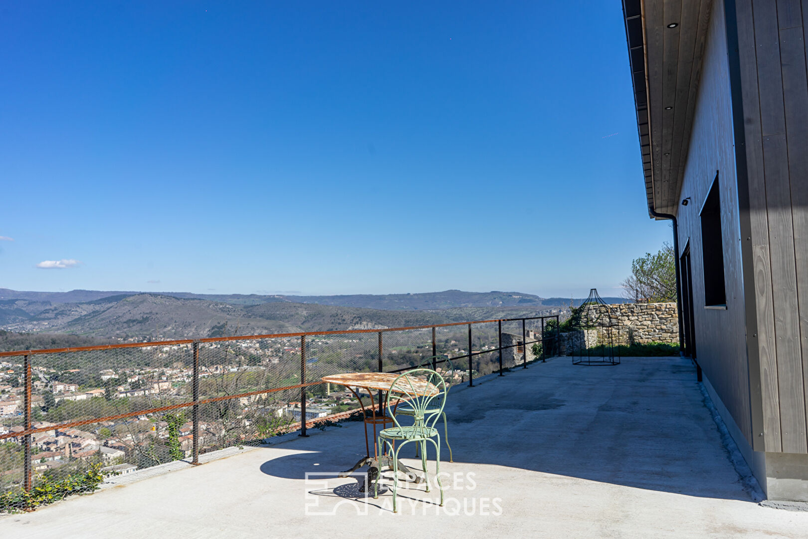 Bioclimatic villa in town centre with panoramic view