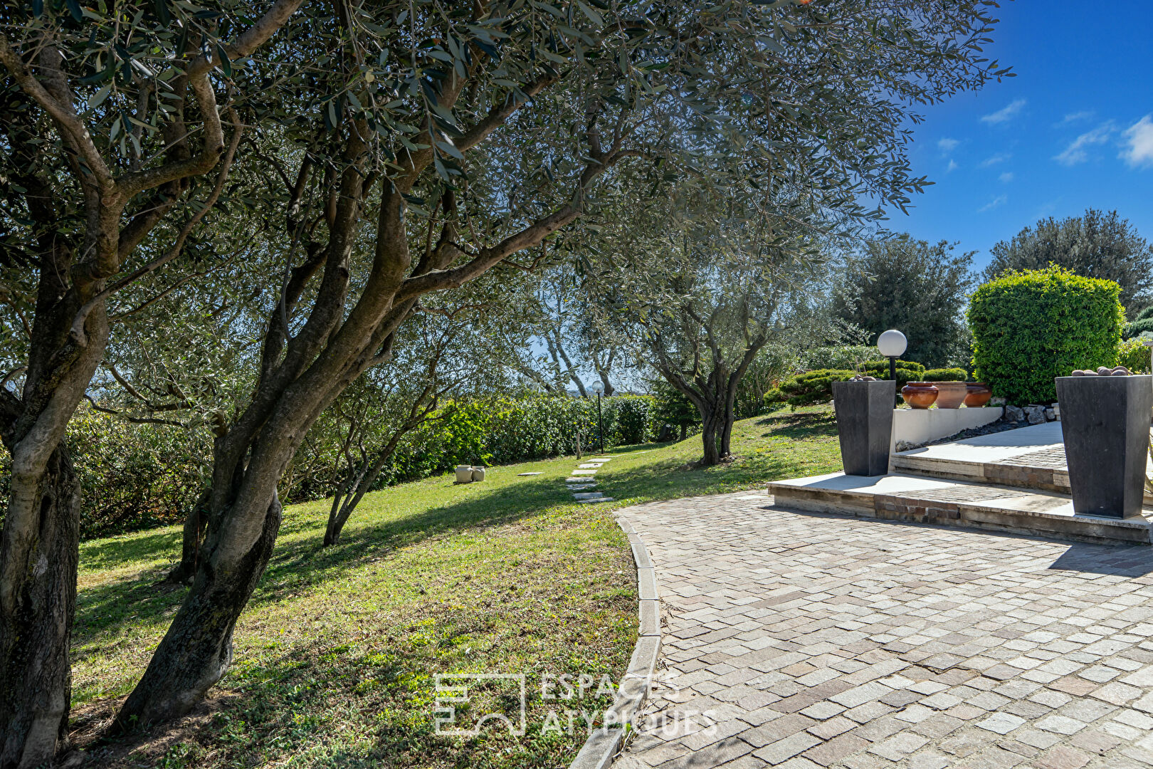 Villa contemporaine de haut standing avec piscine