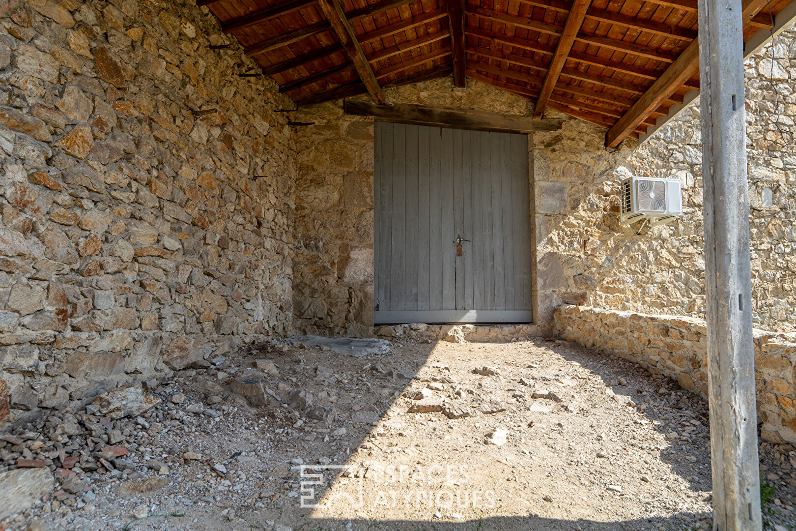 Caché, au coeur de Roiffieux, cet habitat de caractère, promet encore.