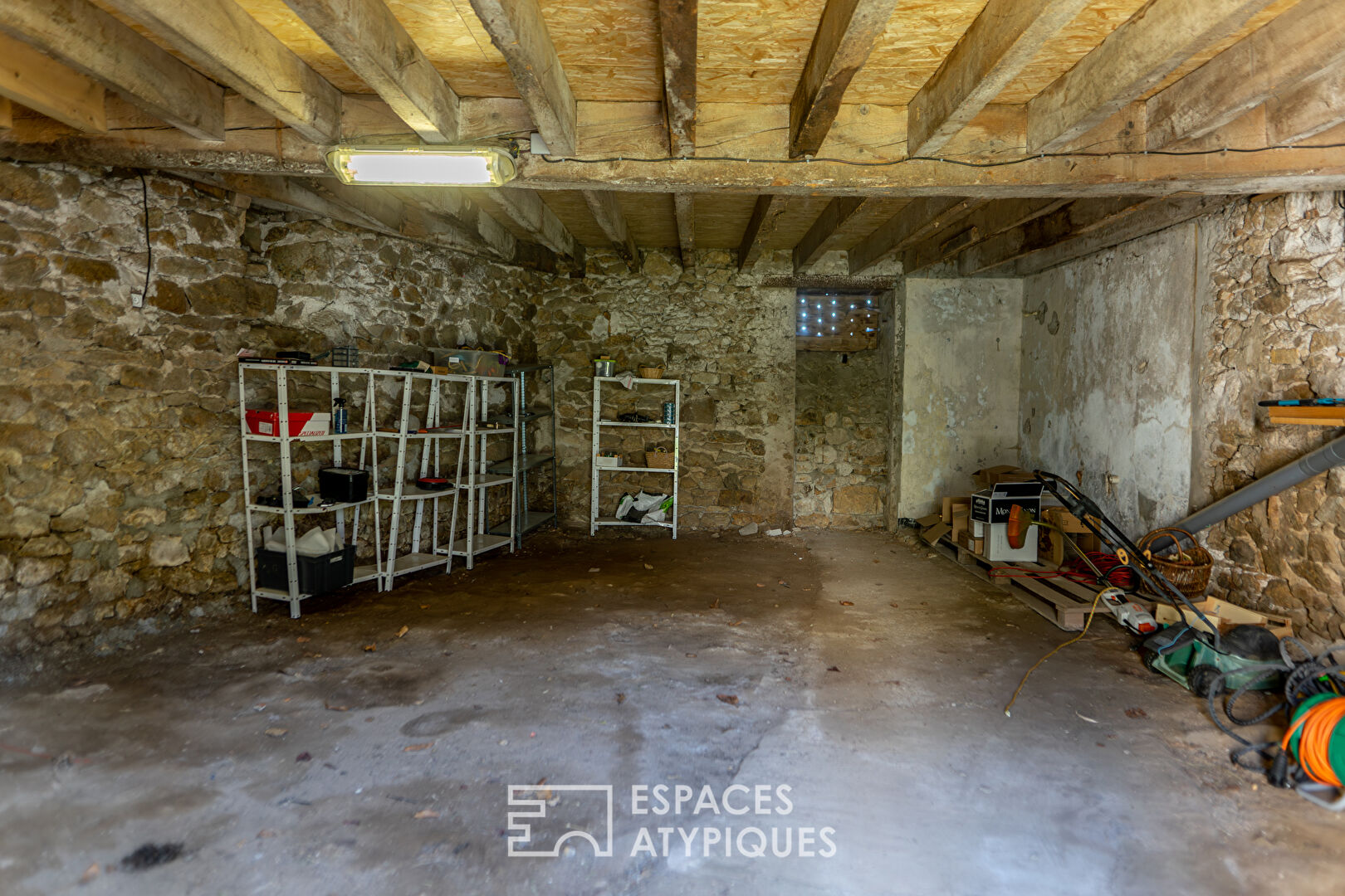 Caché, au coeur de Roiffieux, cet habitat de caractère, promet encore.