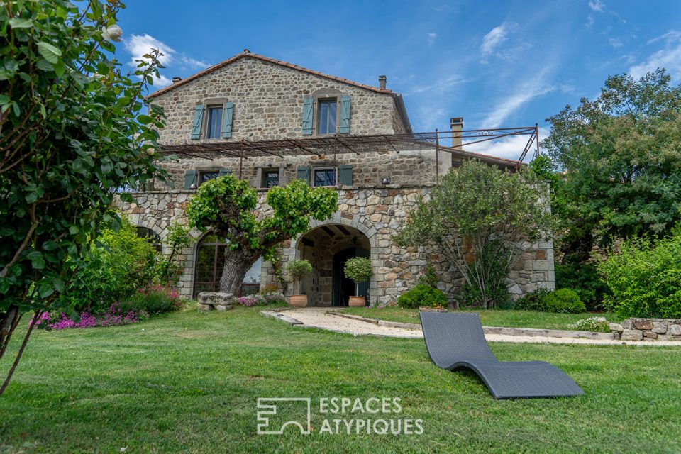 Propriété de charme rénovée, avec vue, piscine et chambres d'hôtes en Ardèche du Sud