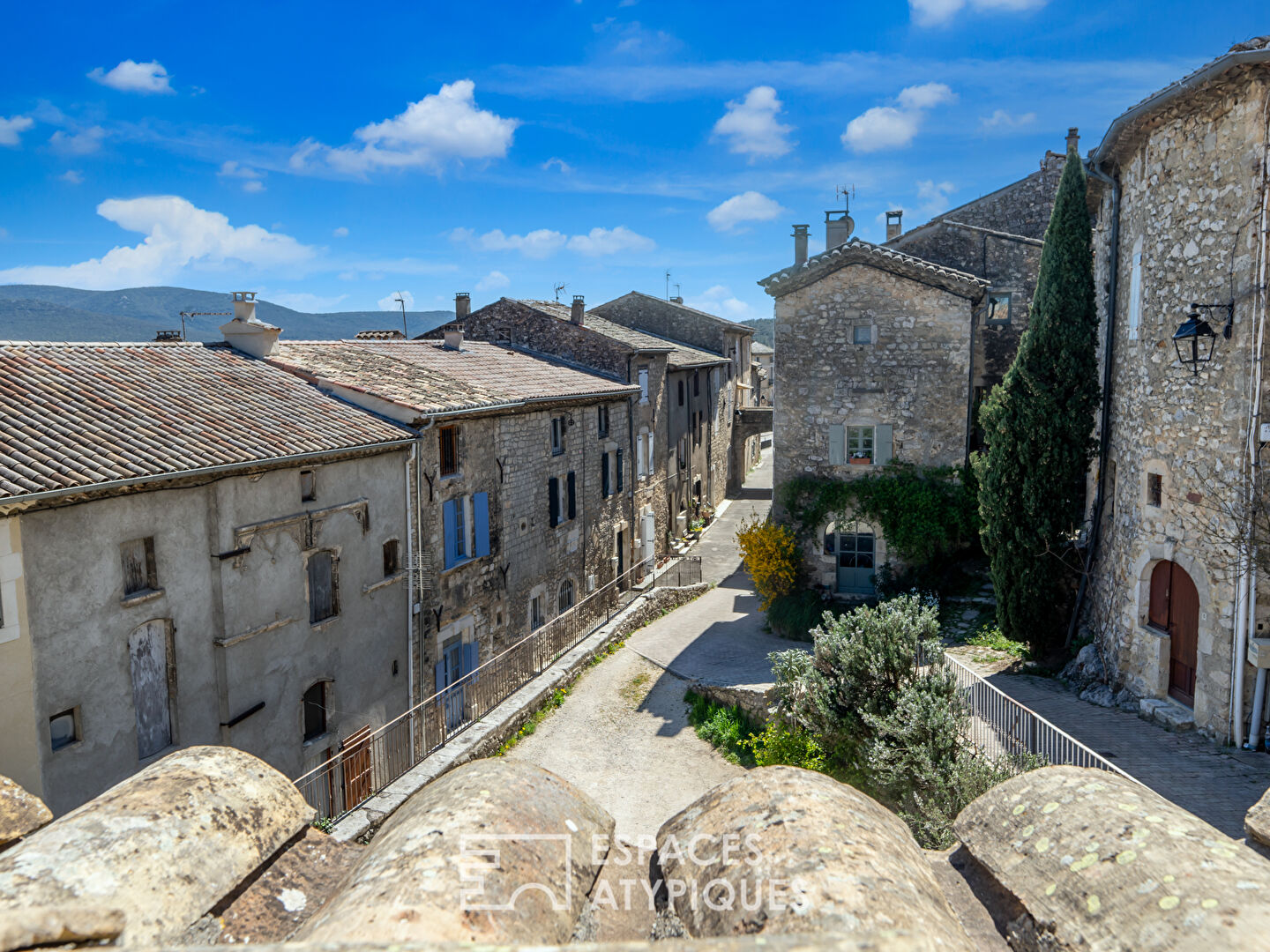 Charmante maison de village avec terrasse sur les toits en sud Ardèche