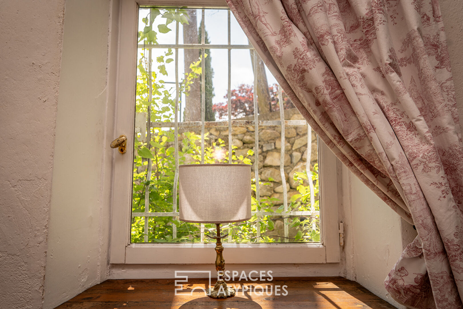 Old house in the heart of a small Drôme village.