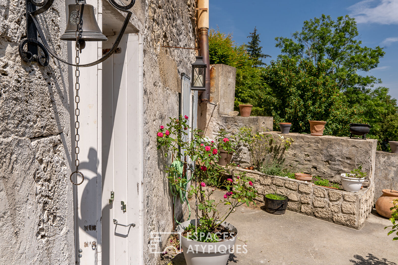 Maison ancienne au coeur d’un petit village de la Drôme.