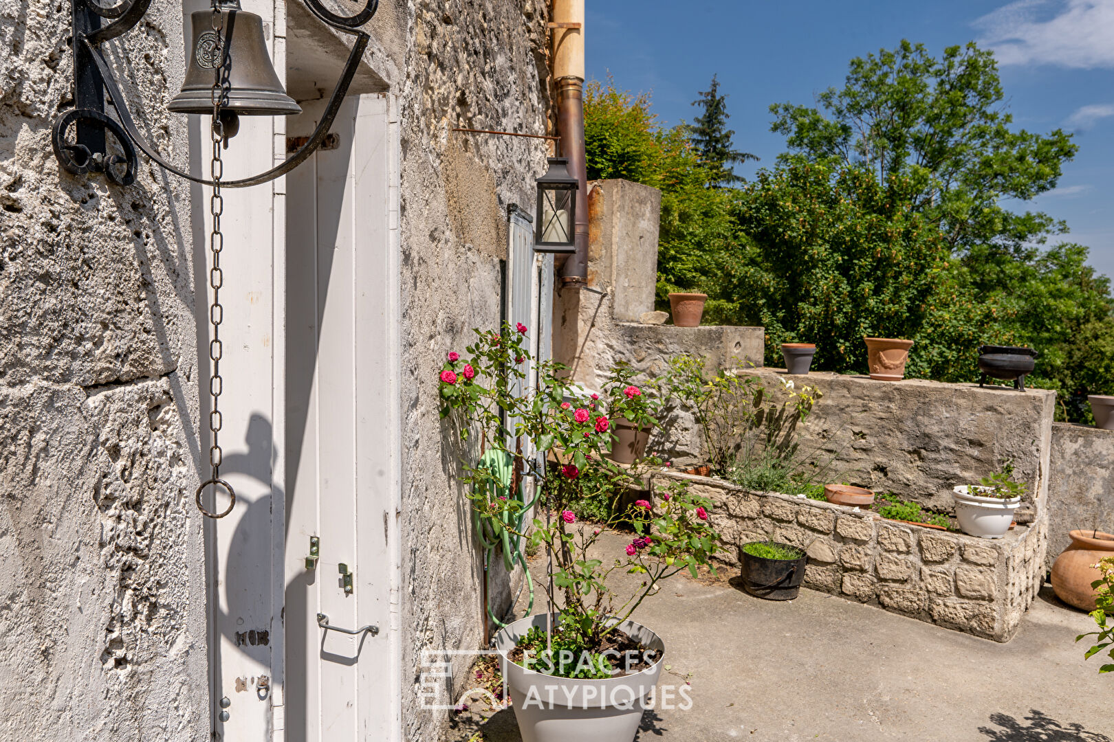 Old house in the heart of a small Drôme village.