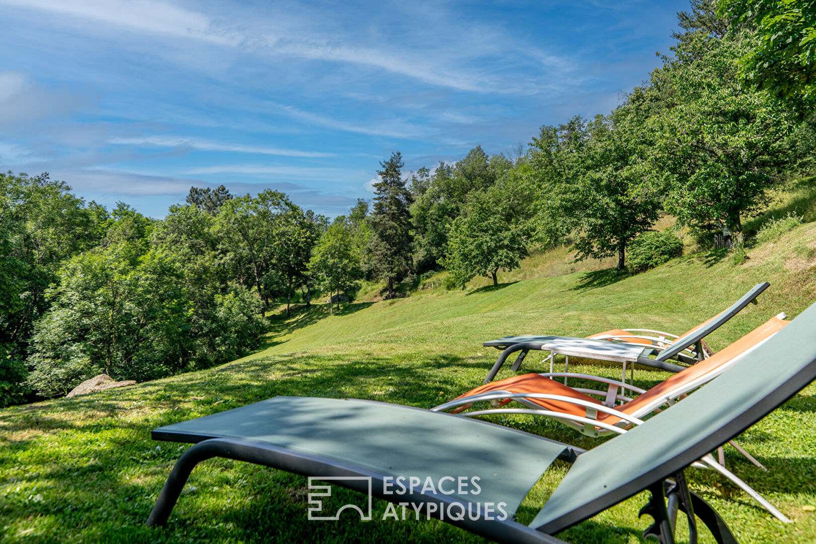 Niché dans un écrin de verdure où le temps marque une pause.