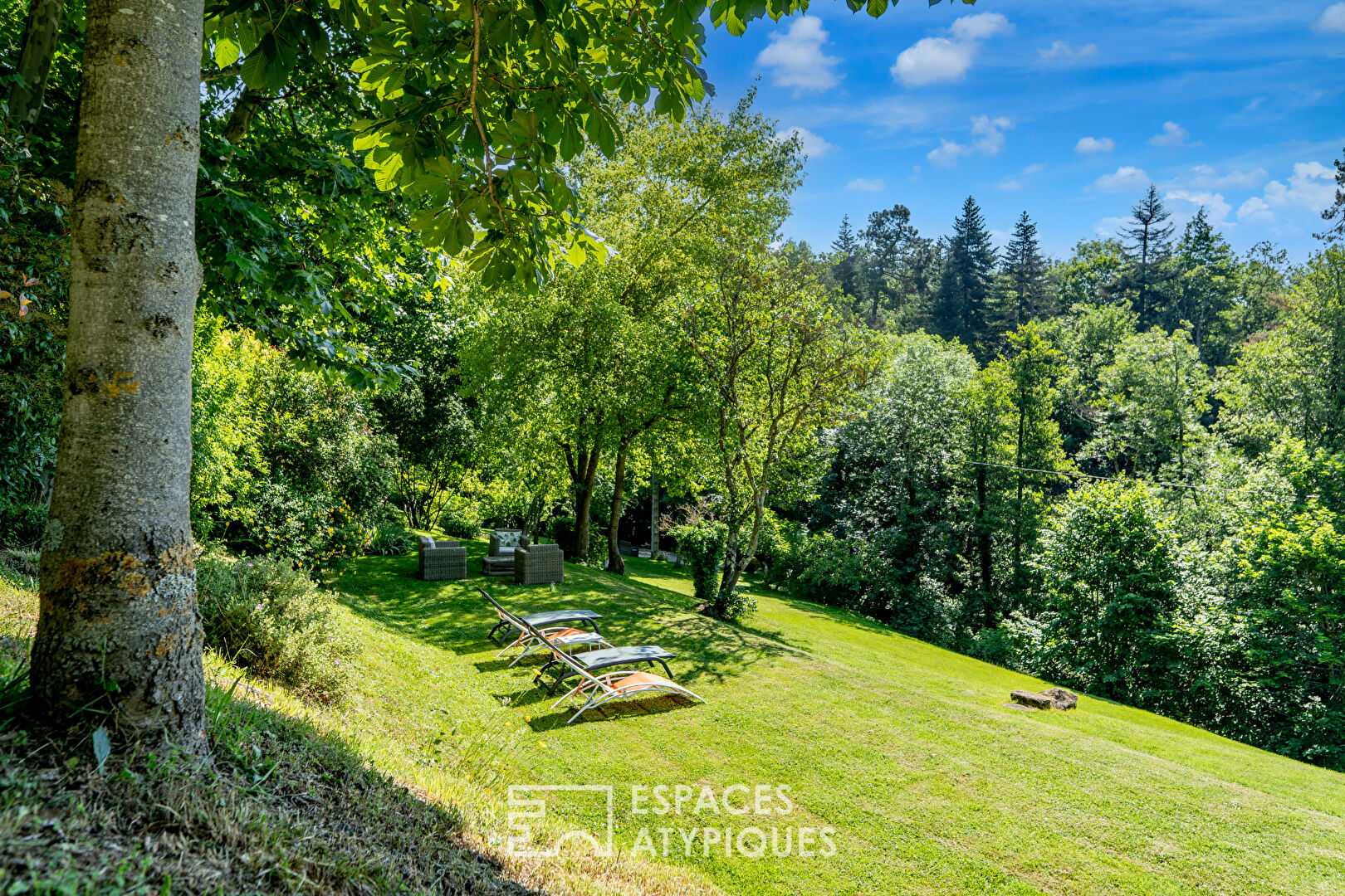 Niché dans un écrin de verdure où le temps marque une pause.