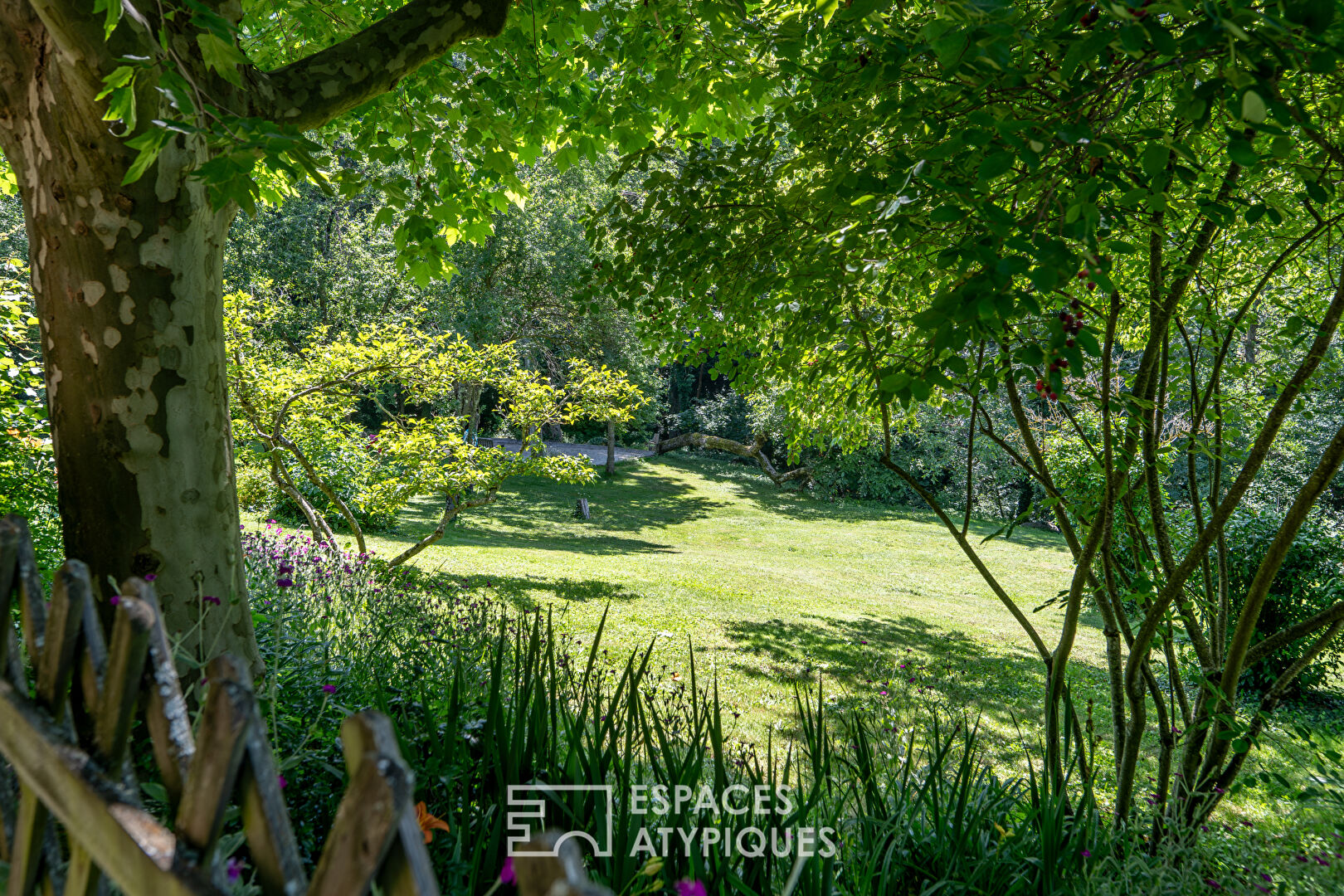 Niché dans un écrin de verdure où le temps marque une pause.