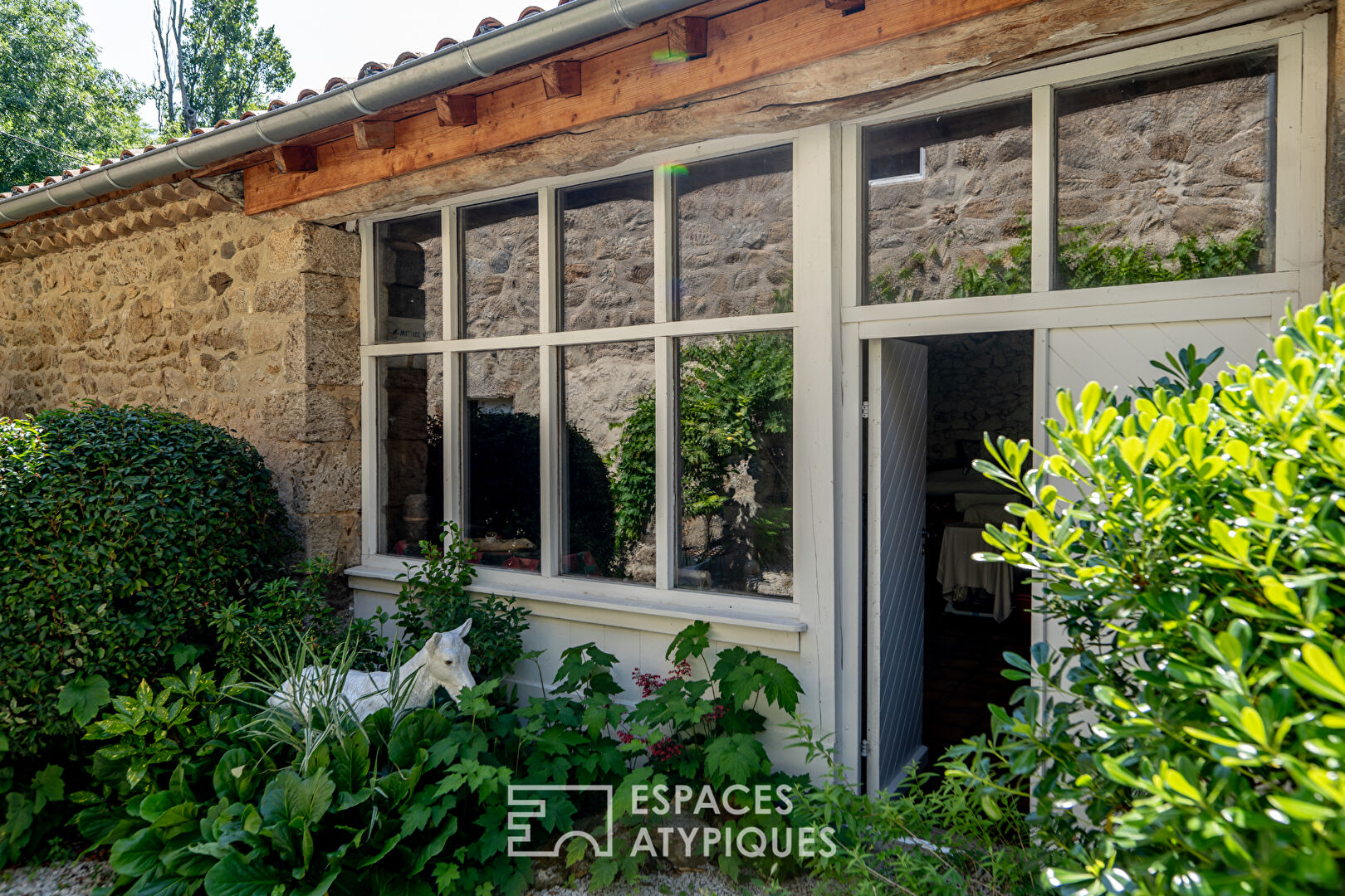 Niché dans un écrin de verdure où le temps marque une pause.