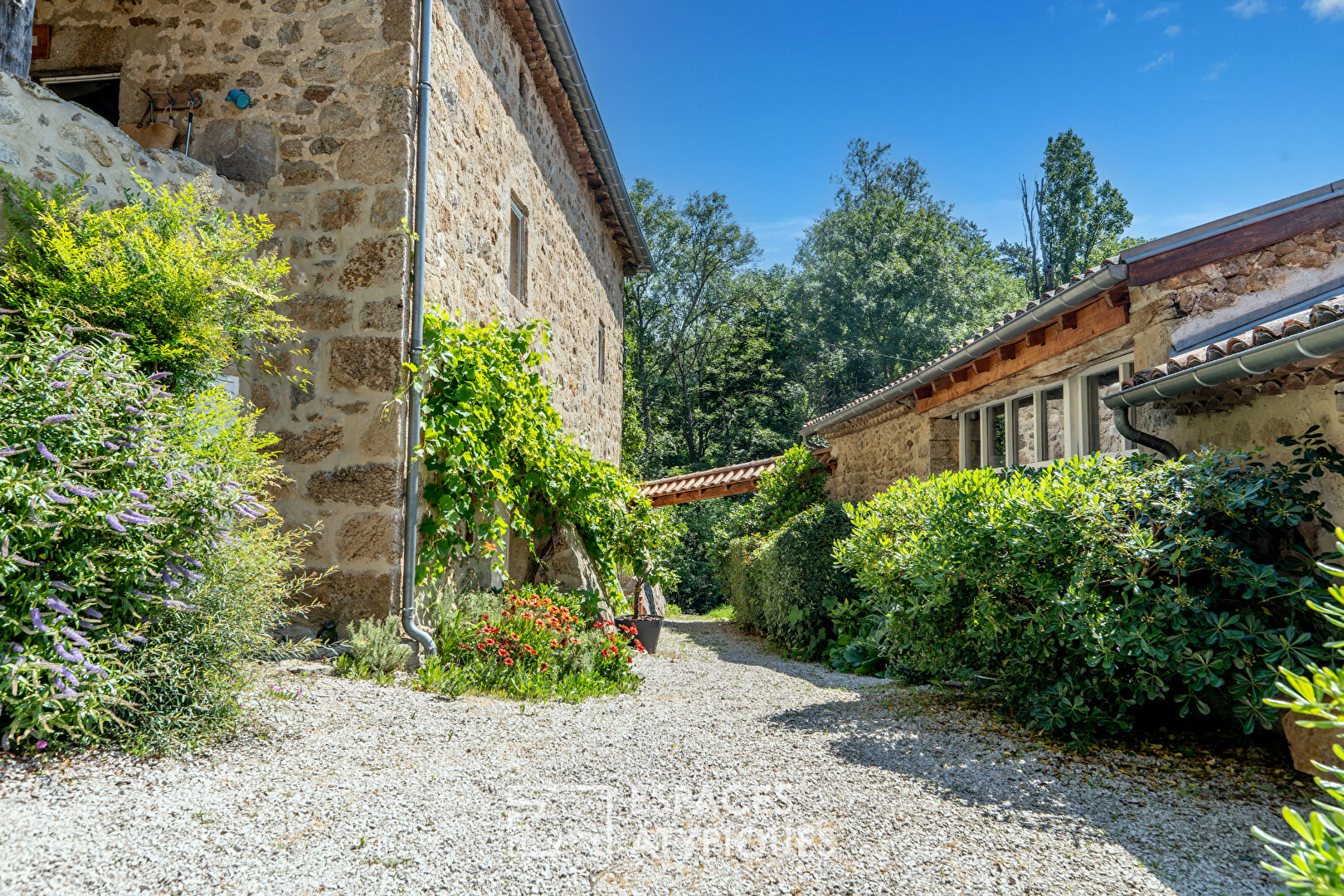 Niché dans un écrin de verdure où le temps marque une pause.