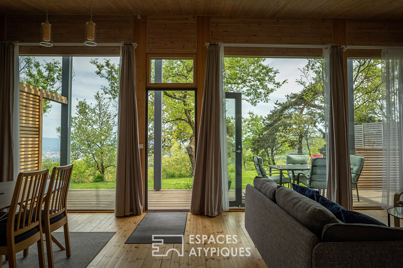 Maison bio-climatique en bois tout confort avec vue