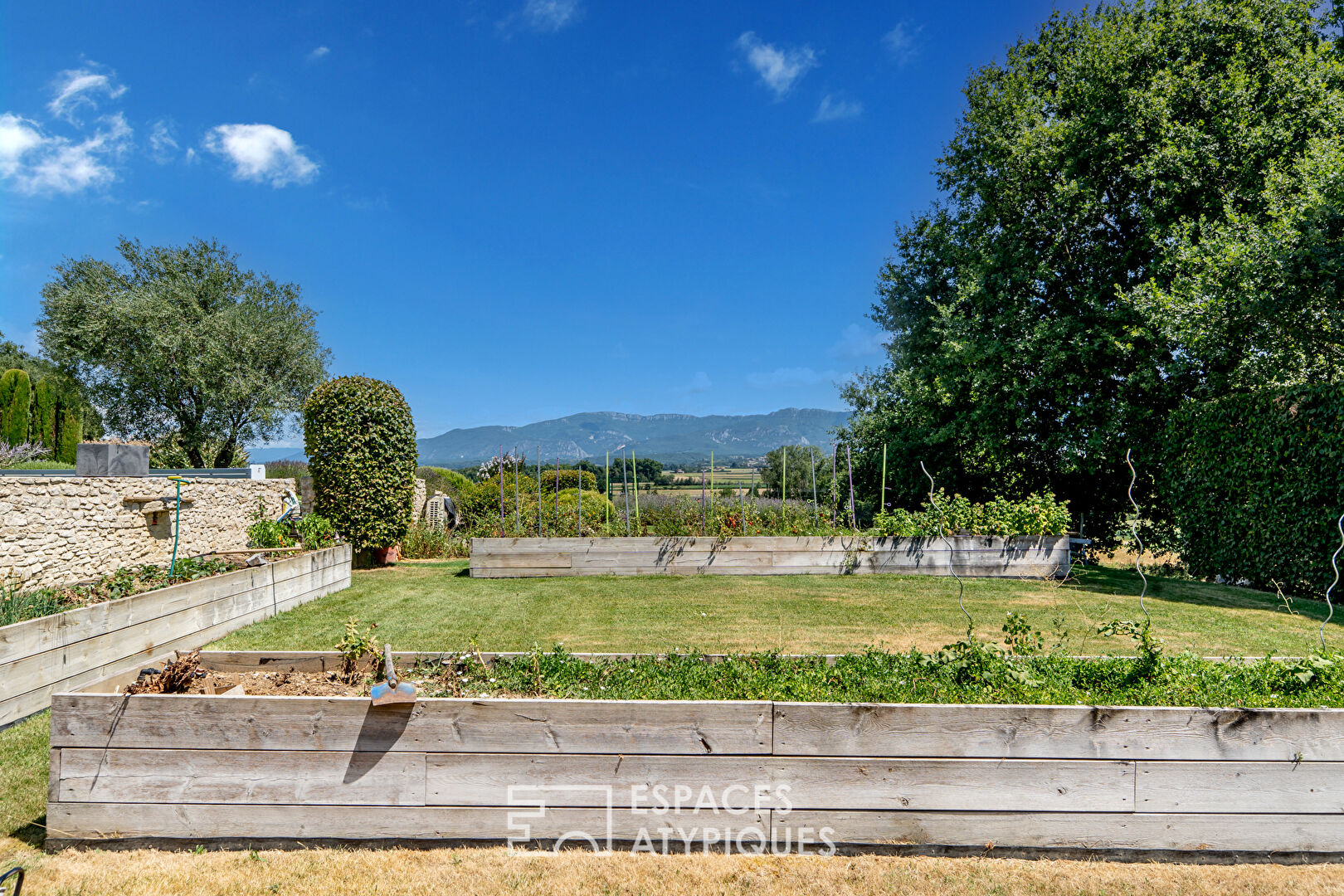 A property in the Drôme with a touch of Provence.