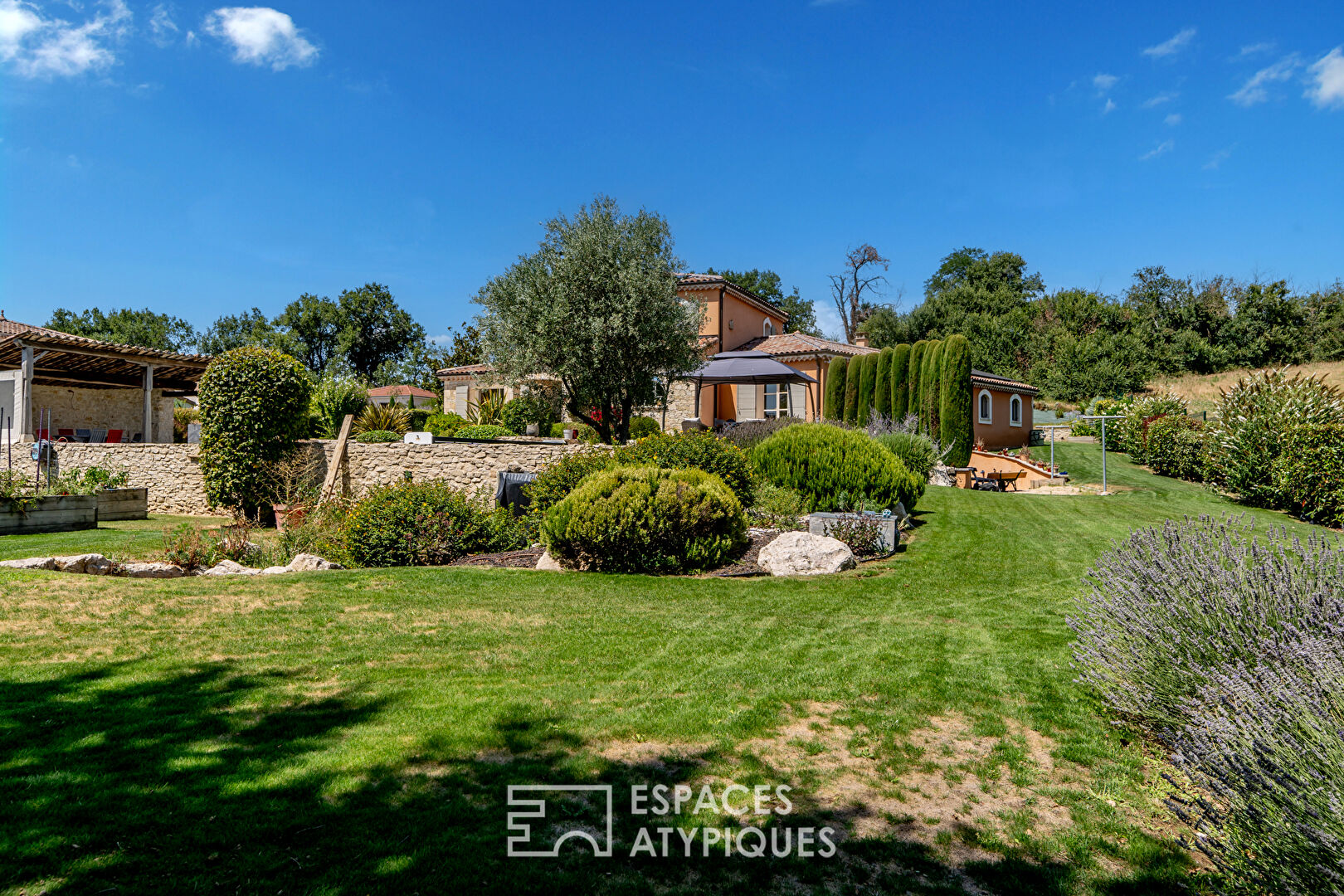 A property in the Drôme with a touch of Provence.