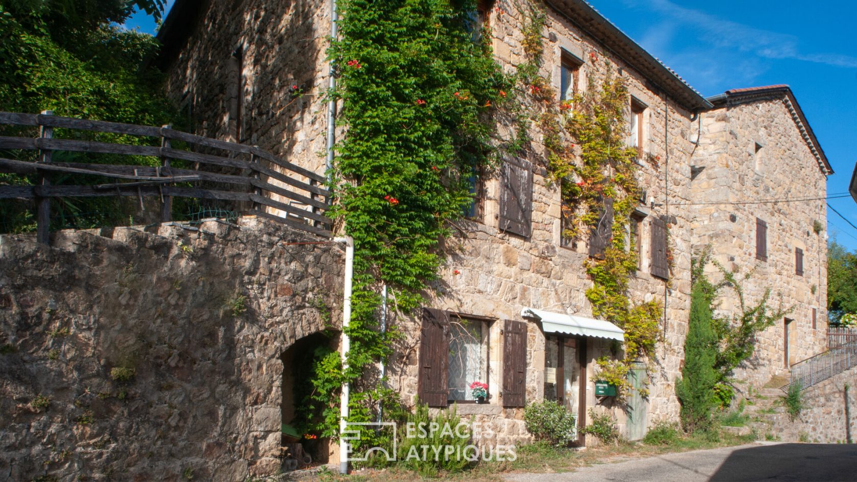 Ancienne maison typique en pierres