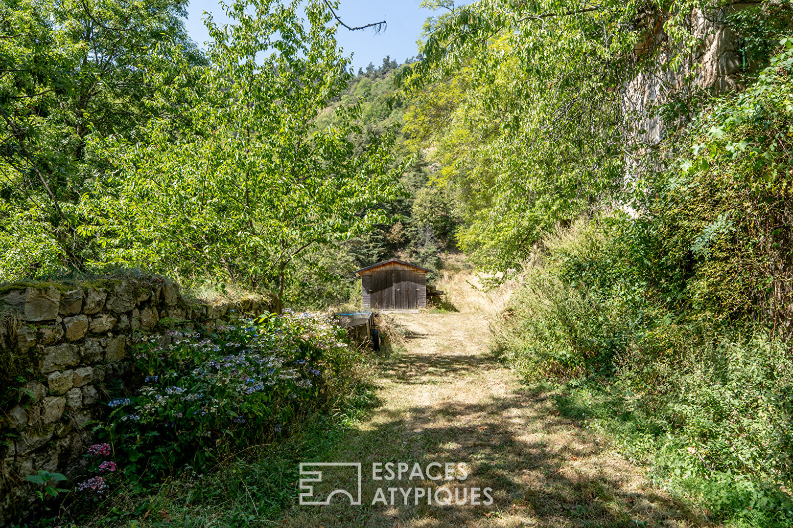 Le refuge d’un artiste peintre en Ardèche verte.