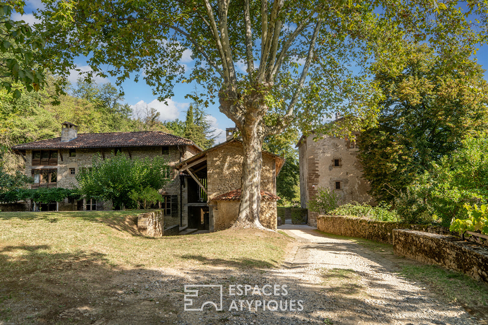 Maison forte et son domaine dans la Drôme des Collines