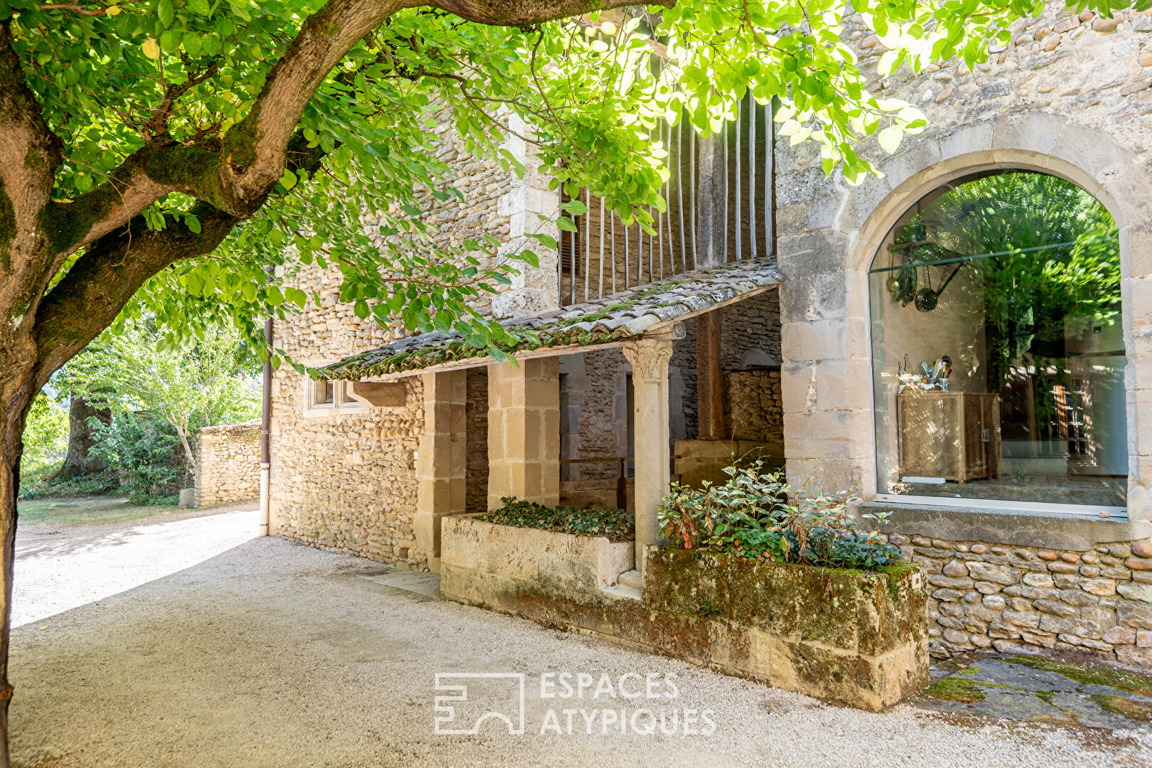 Maison forte et son domaine dans la Drôme des Collines