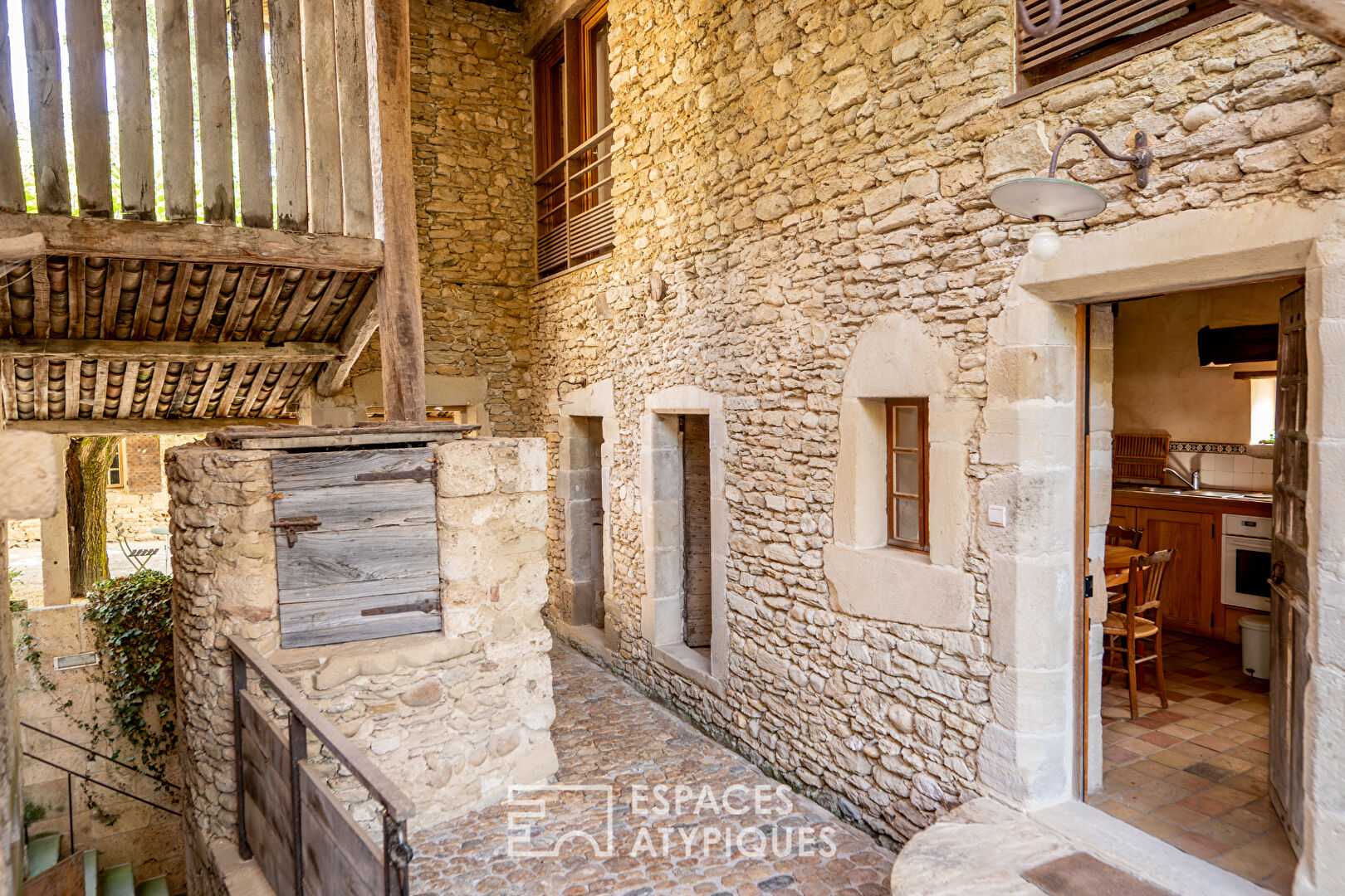 Maison forte et son domaine dans la Drôme des Collines