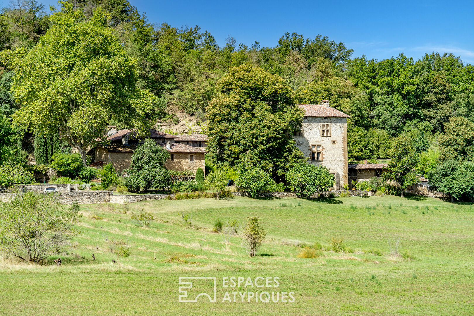 Maison forte et son domaine dans la Drôme des Collines