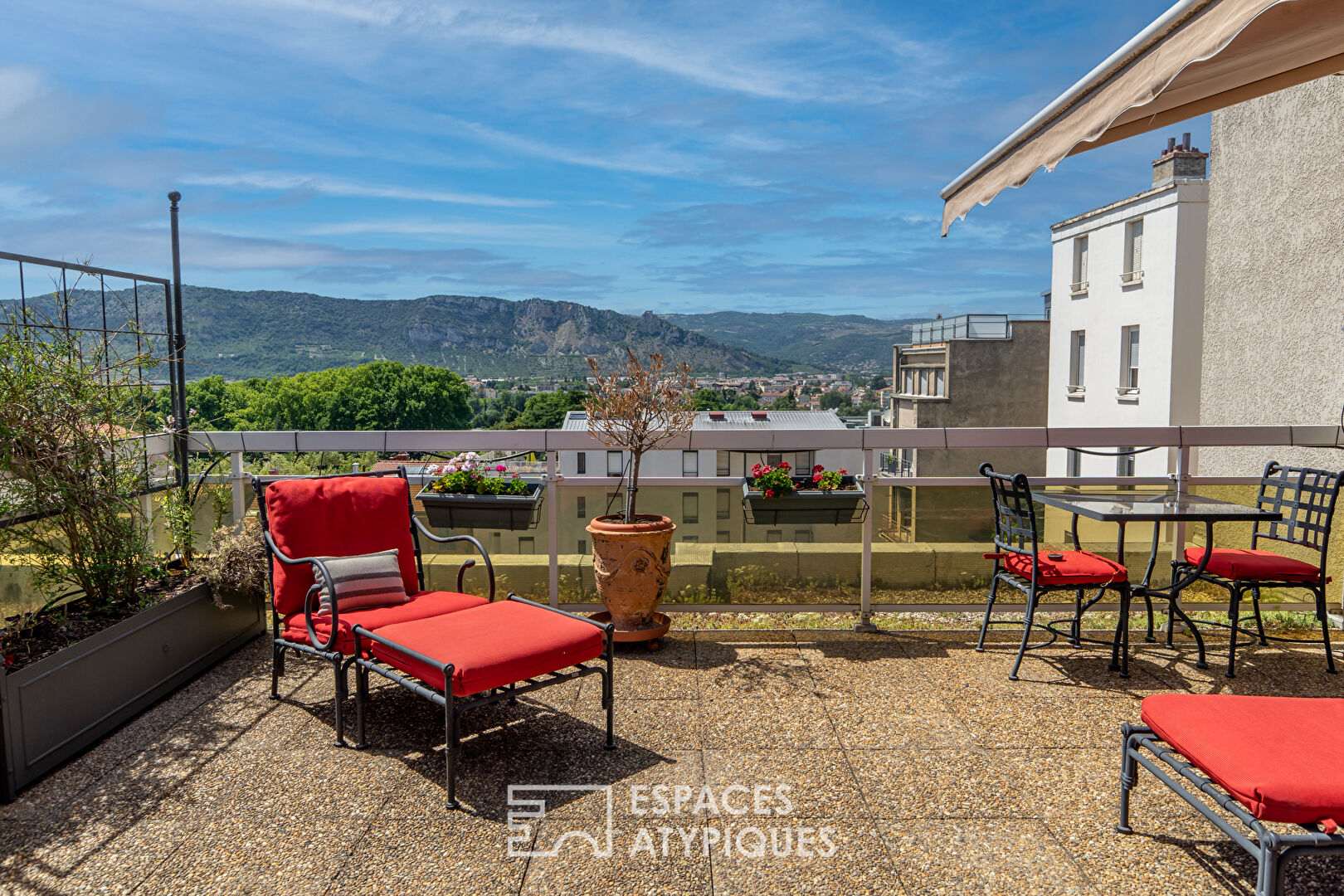 Penthouse in the centre of Valence with terrace and view on the Ardèche