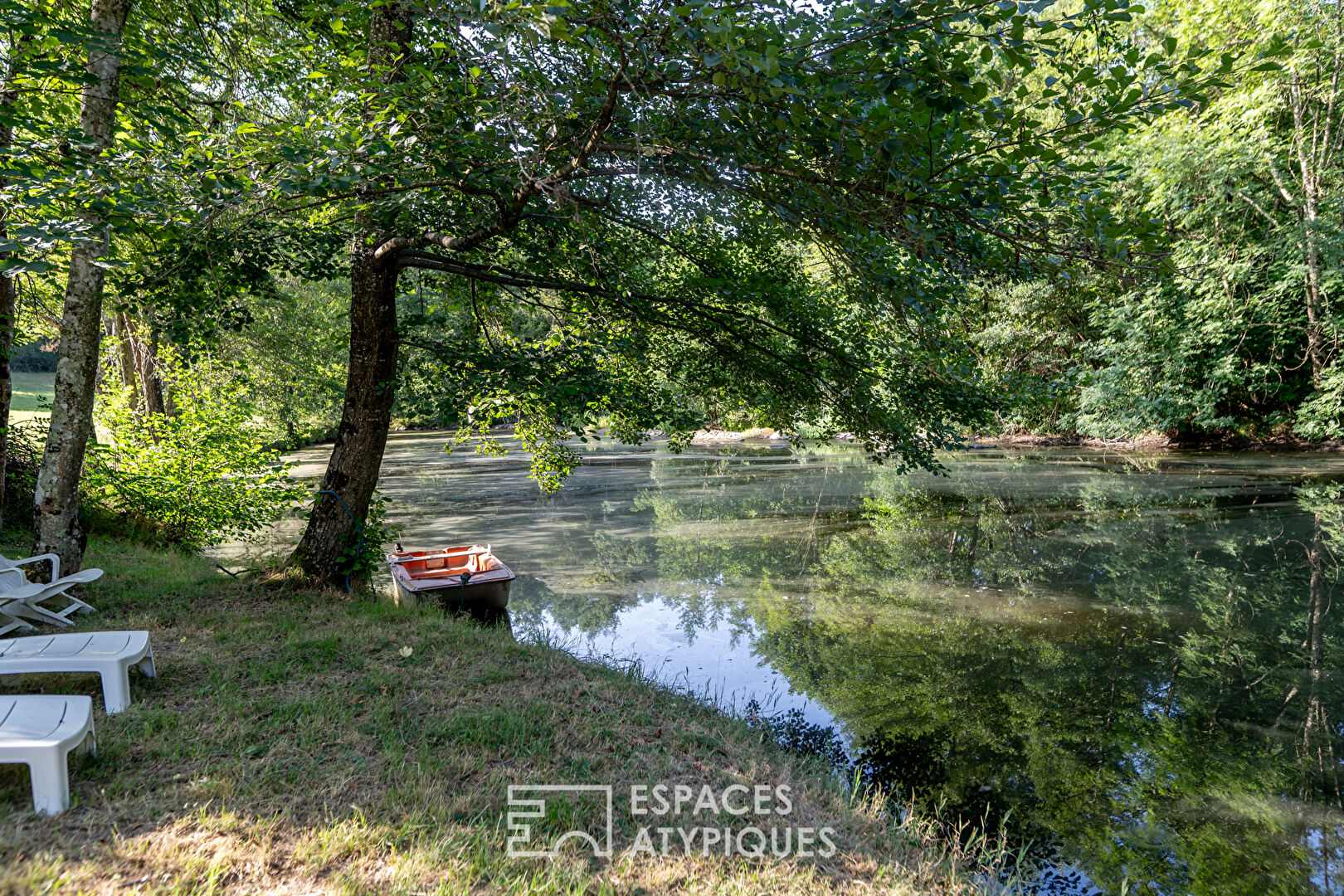 Propriété dans un écrin de verdure au bord de la rivière