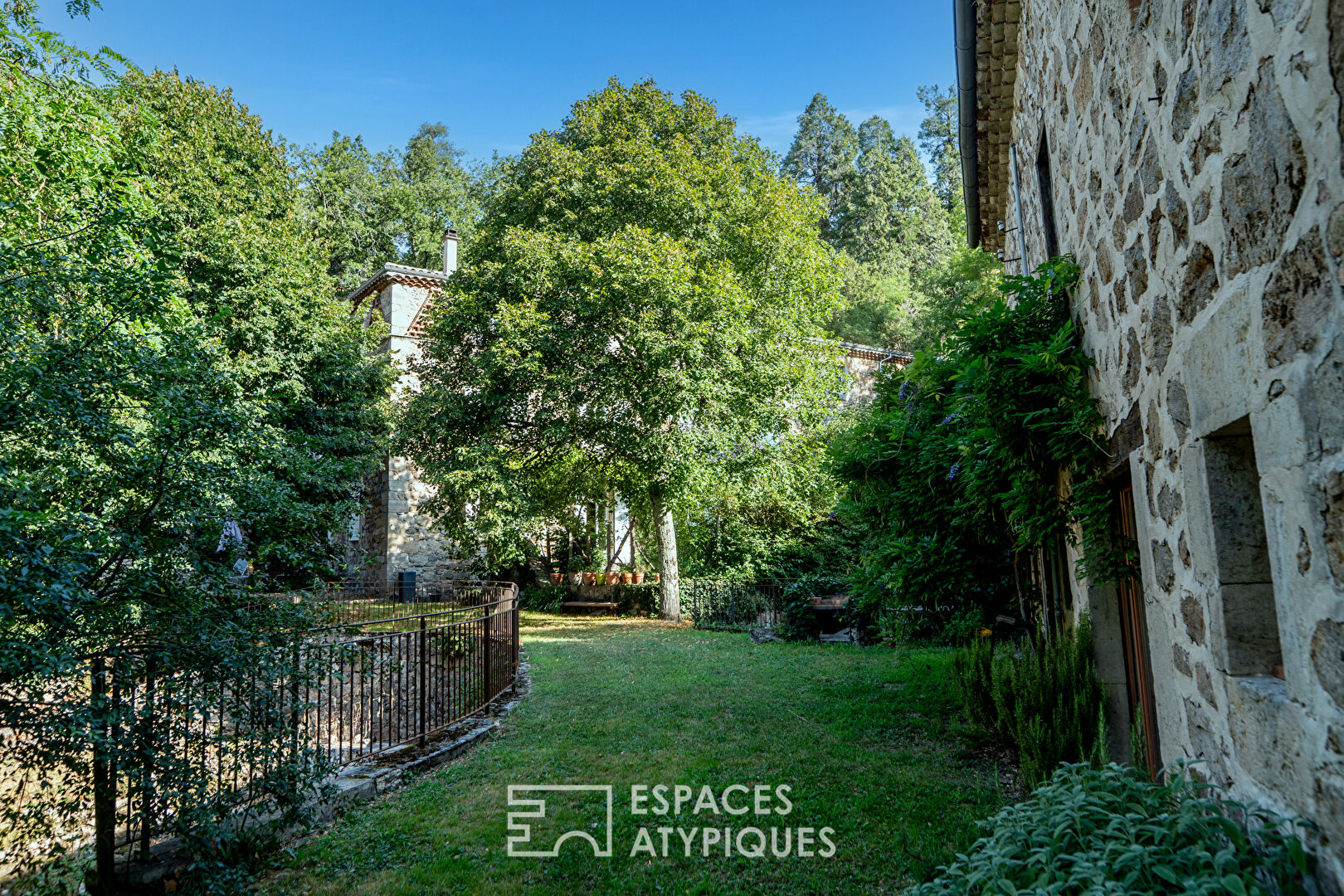 Propriété dans un écrin de verdure au bord de la rivière