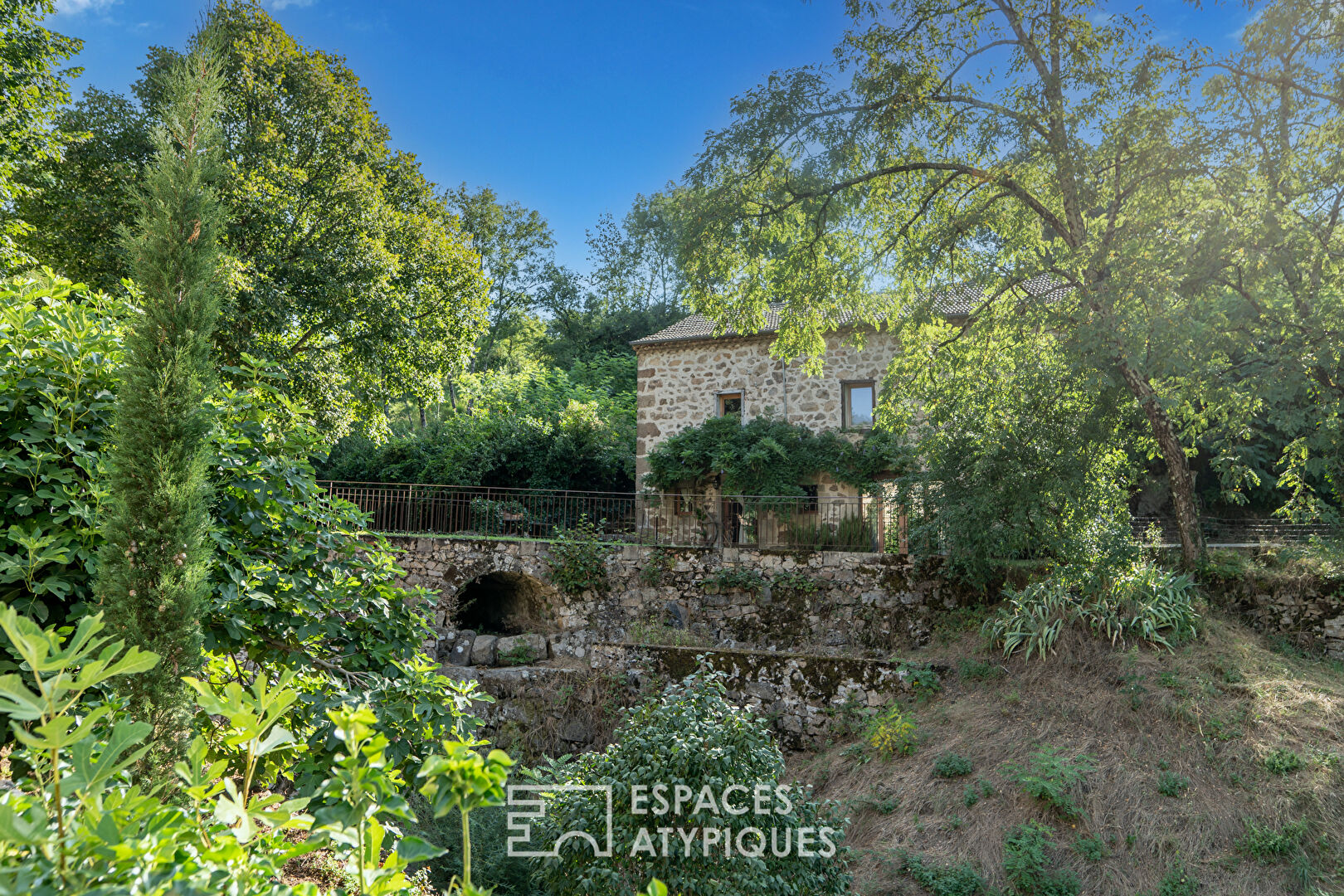 Propriété dans un écrin de verdure au bord de la rivière