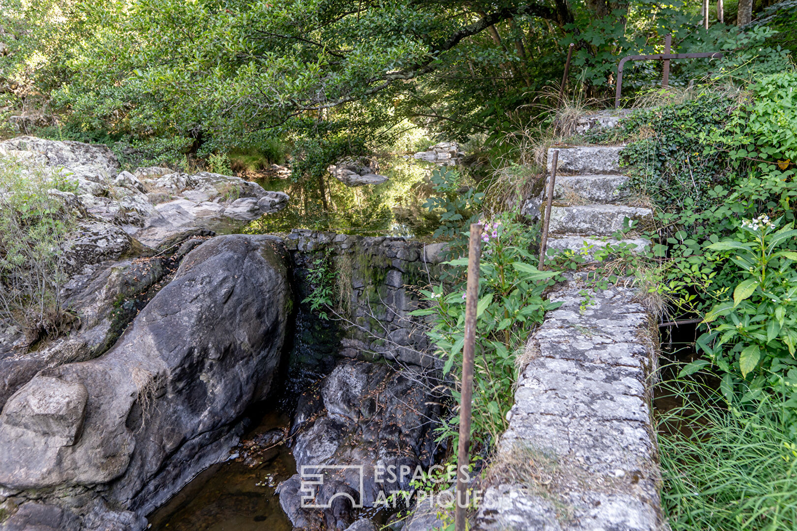 Propriété dans un écrin de verdure au bord de la rivière