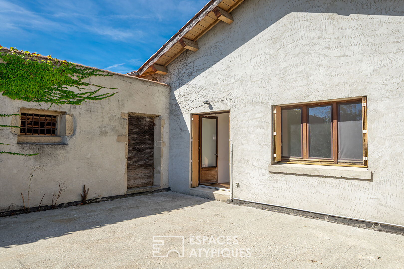 Farmhouse to renovate in the town centre