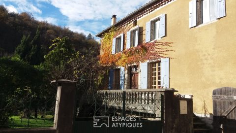 Belle maison de village en pierre avec jardin.