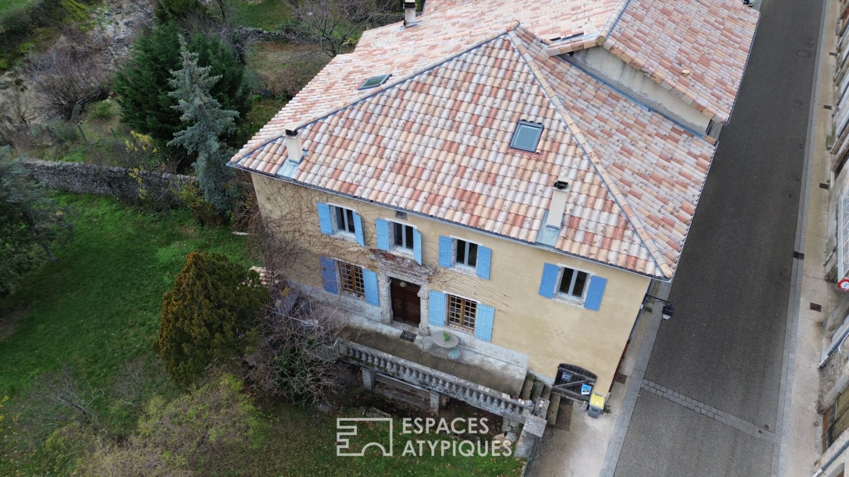 Belle maison de village en pierre avec jardin.