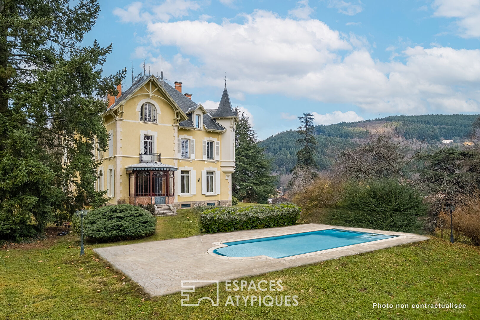 Manor house in the heart of a 1.7 hectare estate.