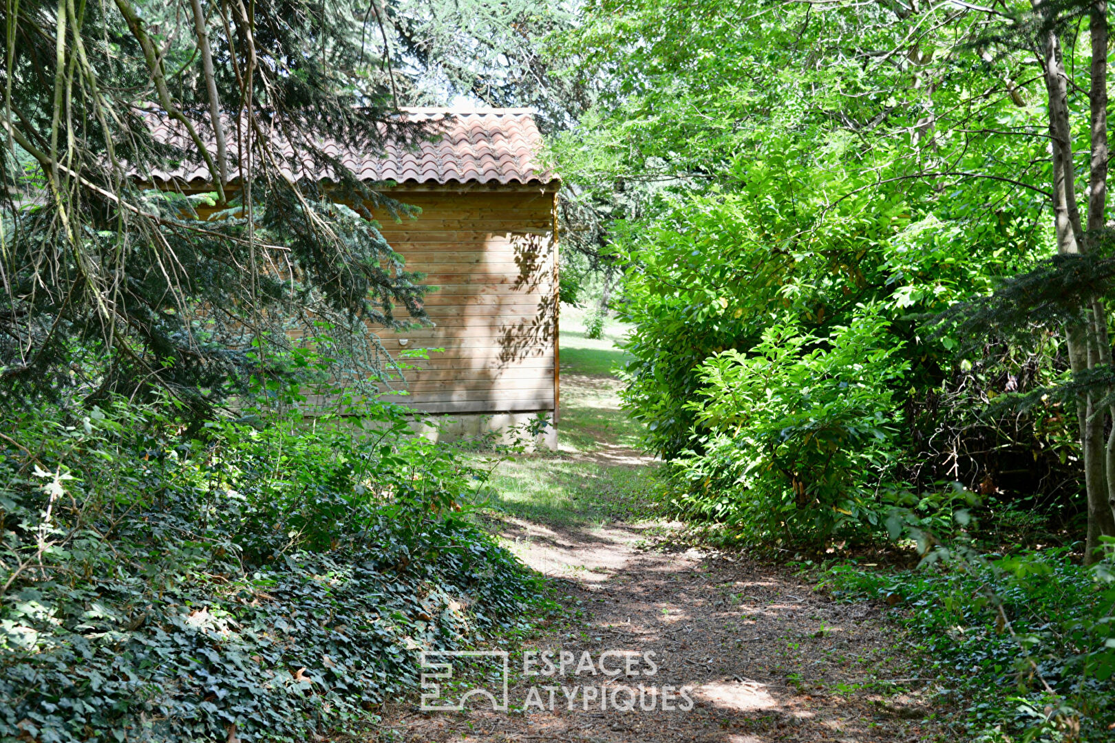 Manoir au coeur d’un domaine d’1 hectare 7,  aux portes de l’Ardèche verte.