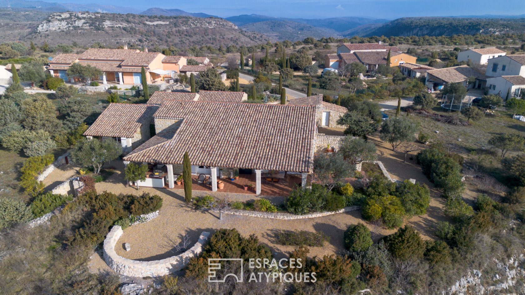 Belle maison en pierre de plain pied avec vue sur la garrigue