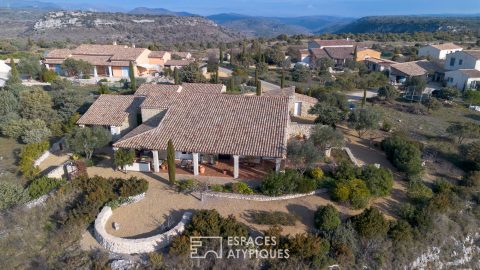 Beautiful single-storey stone house with views over the garrigue