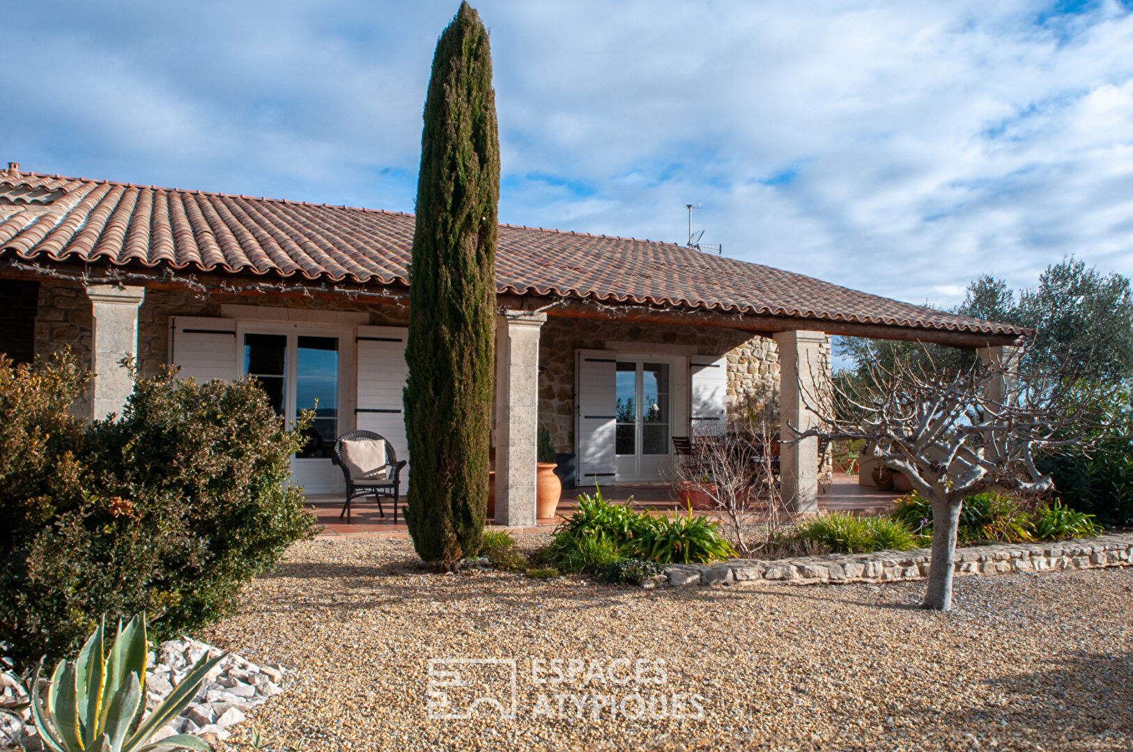 Belle maison en pierre de plain pied avec vue sur la garrigue