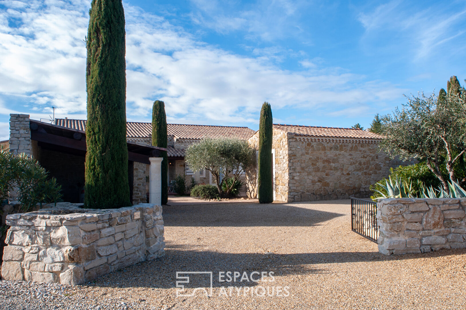 Belle maison en pierre de plain pied avec vue sur la garrigue